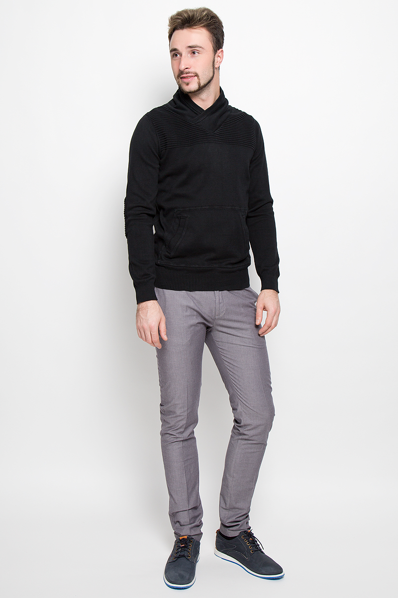 Свитер мужской Tom Tailor, цвет: черный. 3021589.00.10_2975. Размер L (50)3021589.00.10_2975 Свитер мужской Tom Tailor, цвет: черный. 3021589.00.10_2975. Размер L (50)3021589.00.10_2975Оригинальный мужской свитер, изготовленный из высококачественной пряжи из 100% хлопка. Модель с воротником-стойкой и длинными рукавами великолепно подойдет для создания современного образа в стиле Casual. Спереди свитер дополнен карманом кенгуру и фирменной нашивкой с надписью бренда. Локти изделия укреплены оригинальной нашивкой.