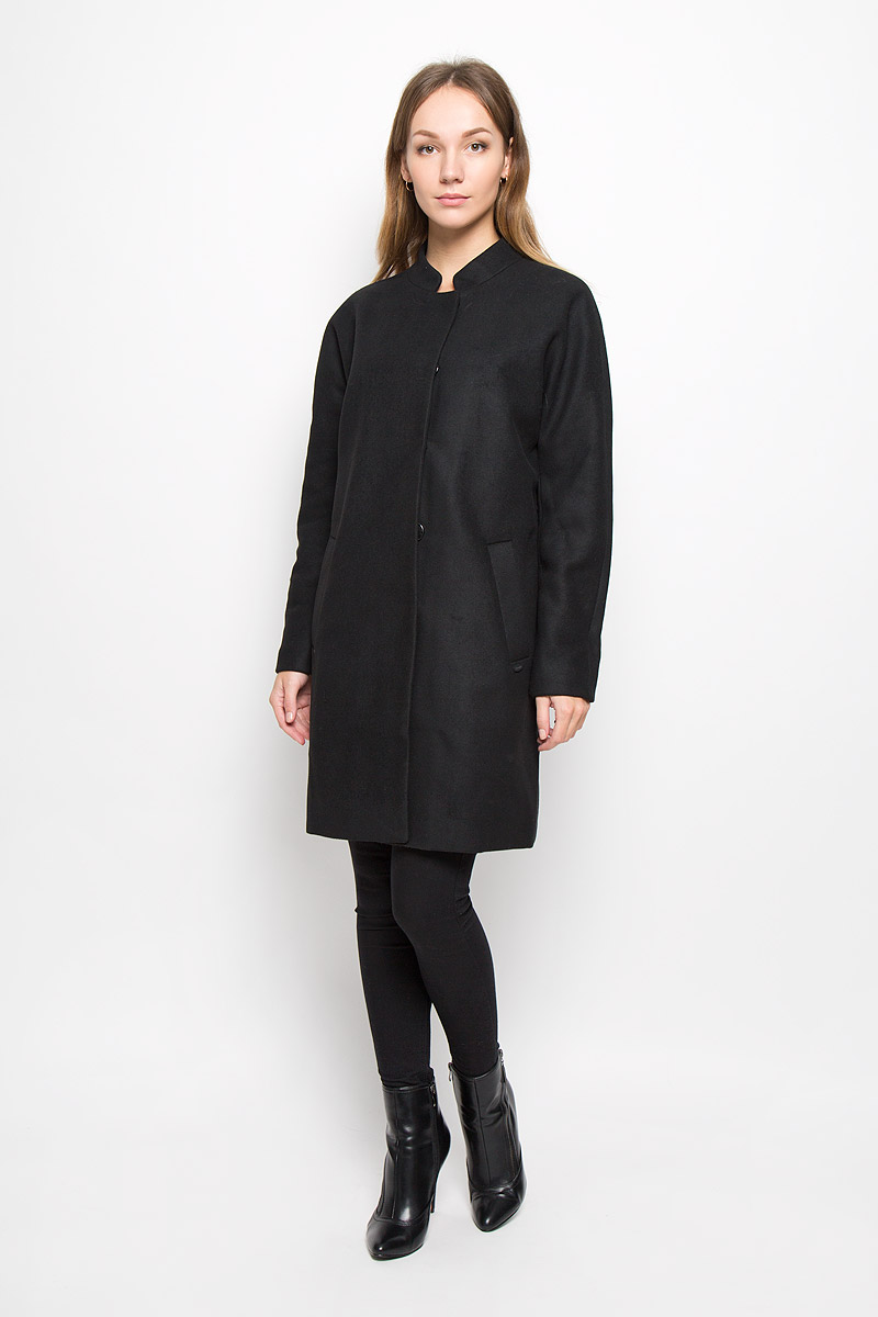 Пальто женское Tom Tailor Denim, цвет: черный. 3820962.00.71_2999. Размер S (44)3820962.00.71_2999 Пальто женское Tom Tailor Denim, цвет: черный. 3820962.00.71_2999. Размер S (44)3820962.00.71_2999Стильное женское пальто Tom Tailor Denim выполнено из полиэстера с добавлением шерсти. Подкладка изготовлена из гладкой ткани. Модель с воротником-стойкой и длинными рукавами застегивается на кнопки. Спереди расположены два втачных кармана. Пальто украшено фирменной пластиной.