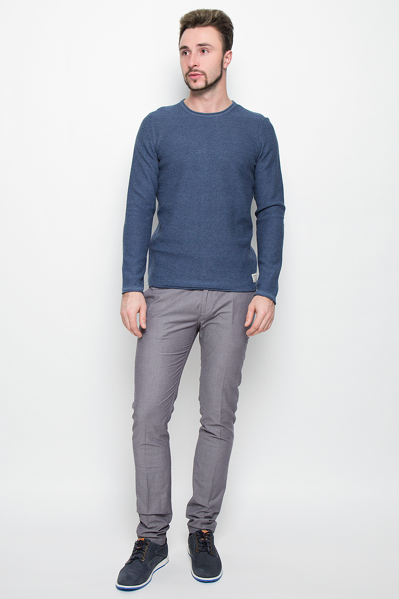 Джемпер мужской Tom Tailor Denim, цвет: синий. 3021789.00.12_6748. Размер L (50)3021789.00.12_6748 Джемпер мужской Tom Tailor Denim, цвет: синий. 3021789.00.12_6748. Размер L (50)3021789.00.12_6748Теплый мужской джемпер Tom Tailor Denim, выполненный из высококачественного хлопка с добавлением полиэстера, необычайно приятен к телу, не сковывает движения. Модель с круглым вырезом горловины и стандартными рукавами идеально гармонирует с любыми предметами одежды. Низ, вырез горловины и манжеты изделия оформлены небольшими резинками с эффектом необработанных краев. Внизу джемпер дополнен фирменной нашивкой с надписями.
