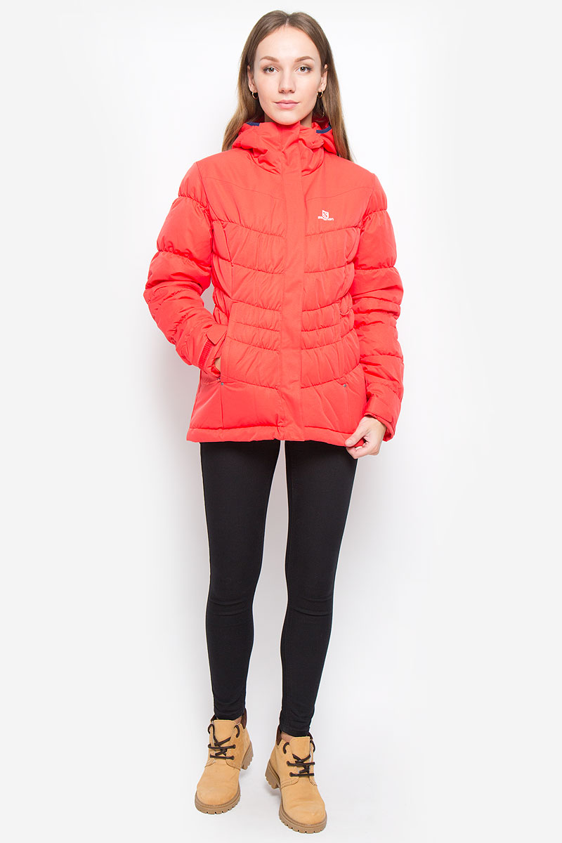 Куртка женская Salomon Stormpulse Jkt W, цвет: красный. L38263200. Размер S (40/42)L38263200 Куртка женская Salomon Stormpulse Jkt W, цвет: красный. L38263200. Размер S (40/42)L38263200Легкая, теплая и универсальная женская куртка Salomon Stormpulse Jkt W с защитой от непогоды Advanced Skin Dry выполнена из полиэстера на подкладке из нейлона. Используемый в куртке утеплитель Stormloft по упругости и теплоте напоминает натуральный пух, но не теряет своих свойств при намокании, а также отлично подходит людям, которые страдают аллергией. Модель с капюшоном застегивается на молнию с ветрозащитными планками. Внешняя планка имеет застежки липучки и кнопки. Рукава дополнены хлястиками с липучками для регулировки объема. С внутренней стороны изделия имеется противоснежная юбка на резинке с застежками-кнопками. По низу куртки проходит эластичный шнурок со стопперами. Спереди расположены два прорезных кармана на молнии, с внутренней стороны находится прорезной карман с застежкой-молнией.