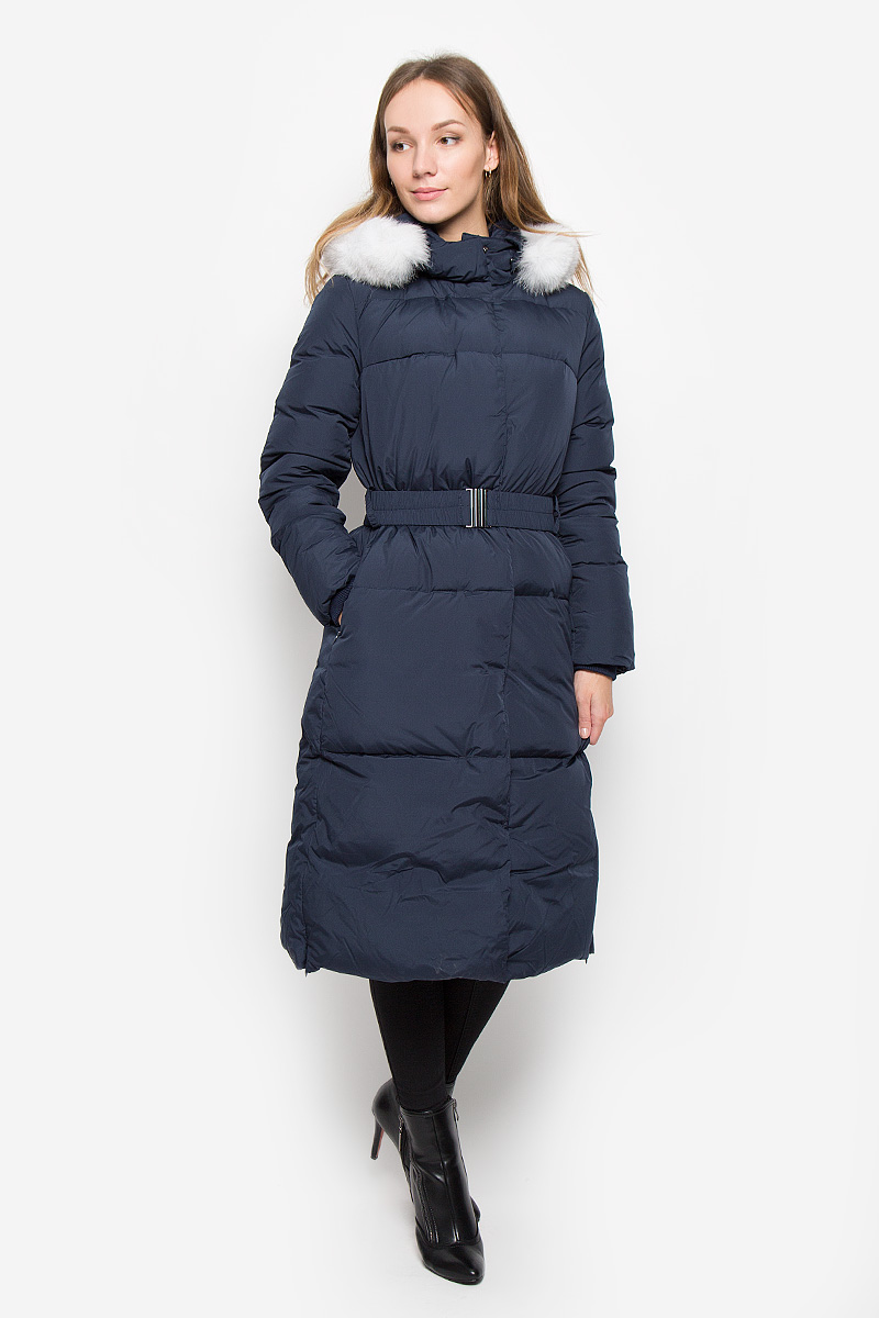 Пуховик женский Baon, цвет: темно-синий. B006571. Размер S (44)B006571_DARK NAVY Пуховик женский Baon, цвет: темно-синий. B006571. Размер S (44)B006571_DARK NAVYУдлиненный женский пуховик Baon с длинными рукавами и несъемным капюшоном выполнен из прочного полиэстера. Наполнитель - натуральный пух и перо. Капюшон украшен натуральным мехом на кнопках.Модель застегивается на застежку-молнию спереди и имеет ветрозащитный клапан на кнопках. Рукава дополнены внутренними трикотажными манжетами. Изделие дополнено двумя втачными карманами на застежках-молниях. В комплект входит широкий ремень с застежкой-защелкой.