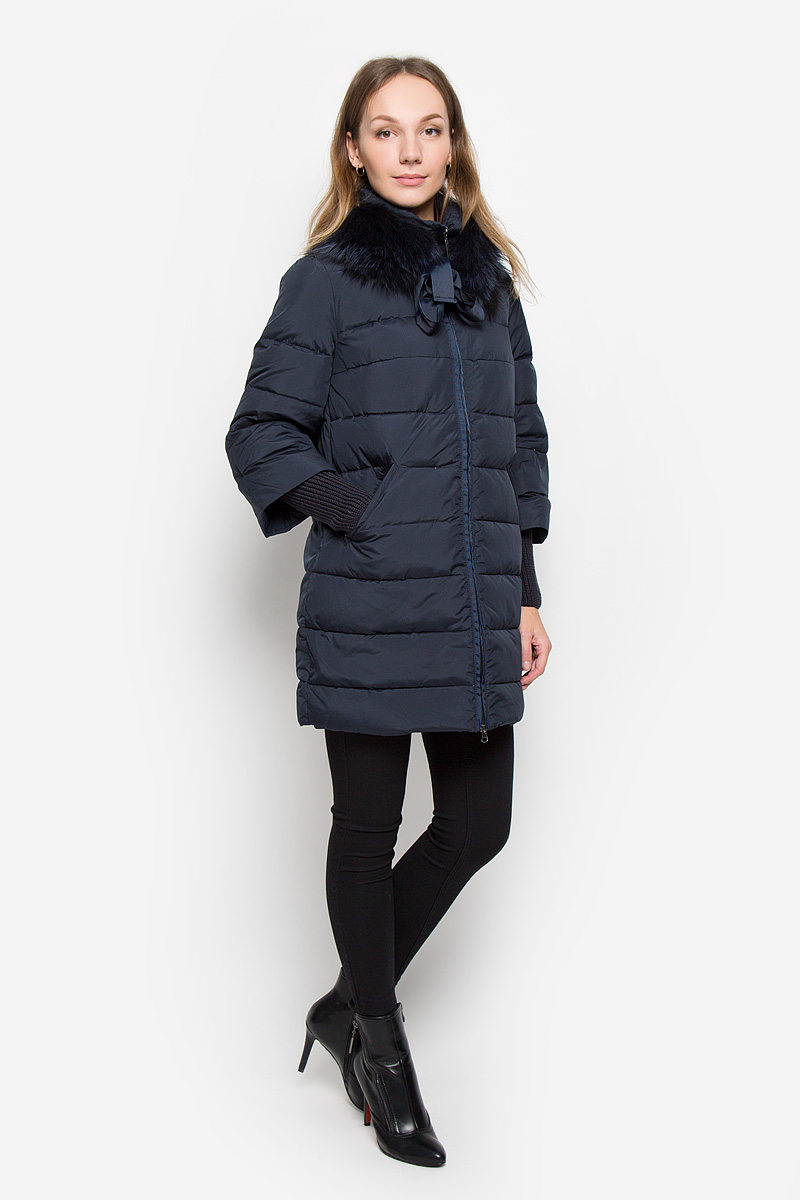 Пуховик женский Baon, цвет: темно-синий. B006543. Размер S (44)B006543_Dark Navy Пуховик женский Baon, цвет: темно-синий. B006543. Размер S (44)B006543_Dark NavyЖенский пуховик Baon изготовлен из водоотталкивающего и ветрозащитного материала с утеплителем из пуха и пера. Удлиненная модель с воротником-стойкой застегивается на пластиковую молнию с внутренней ветрозащитной планкой. Воротник дополнен съемной меховой опушкой. Сзади она фиксируется при помощи пуговицы, а спереди завязывается бантом. Внешние манжеты связаны резинкой, не отстегиваются. Спереди расположены два прорезных кармана на молниях. Изделие украшено фирменной металлической пластиной.