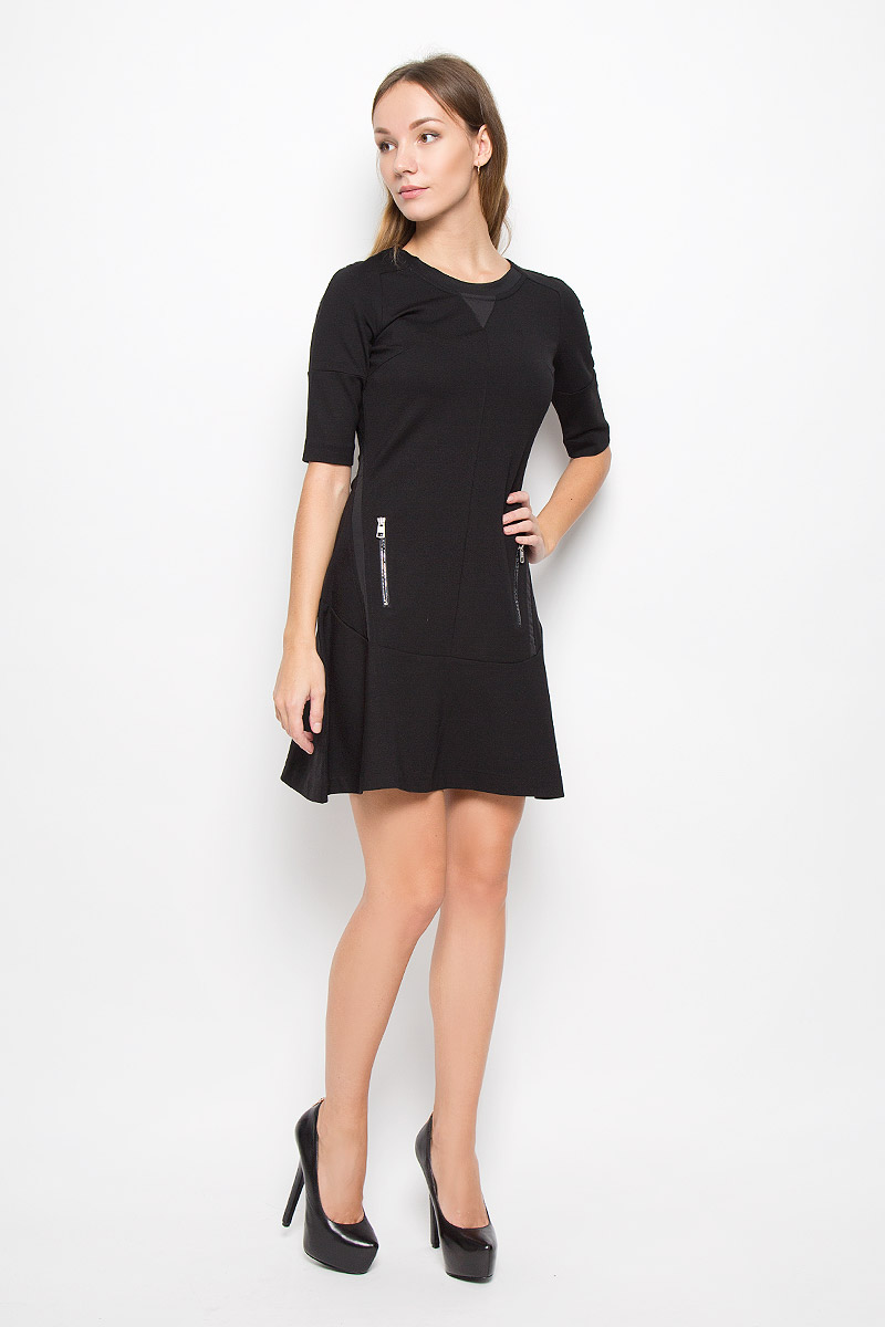 Платье Calvin Klein Jeans, цвет: черный. J20J200408. Размер L (48/50)525 Платье Calvin Klein Jeans, цвет: черный. J20J200408. Размер L (48/50)525Платье Calvin Klein Jeans выполнено из вискозы, нейлона и эластана. Вставки на платье изготовлены из полиэстера. Модель с круглым вырезом горловины и рукавами 1/2 застегивается по спинке на молнию. Вырез горловины дополнен трикотажными резинками. Спереди расположены два прорезных кармана на застежках-молниях. Изделие украшено логотипом бренда.