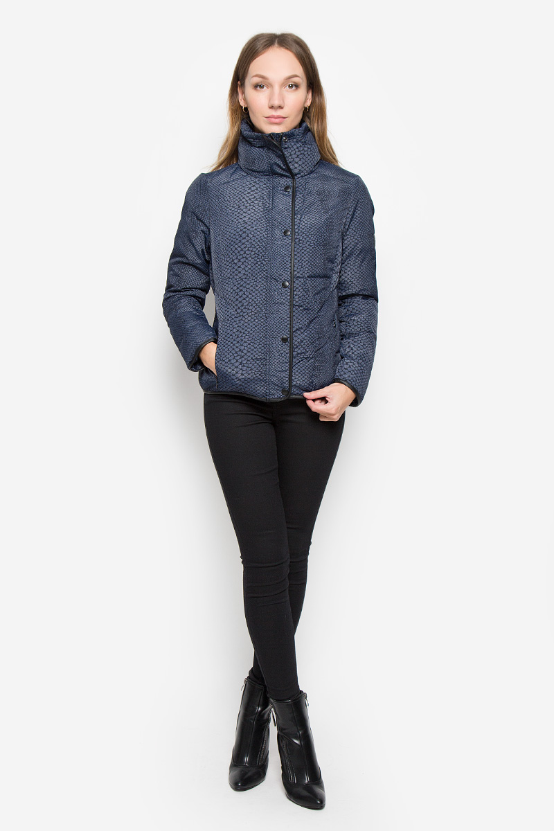 Куртка женская Calvin Klein Jeans, цвет: синий. J20J200504. Размер S (42)528 Куртка женская Calvin Klein Jeans, цвет: синий. J20J200504. Размер S (42)528Женская куртка Calvin Klein Jeansс длинными рукавами и воротником-стойкой выполнена из прочного полиэстера с добавлением нейлона. Наполнитель - синтепон. Куртка застегивается на застежку-молнию спереди и имеет ветрозащитный клапан на кнопках. Манжеты рукавов дополнены хлястиками на липучках. Изделие дополнено двумя втачными карманами на молниях спереди. Куртка украшена оригинальным принтом.