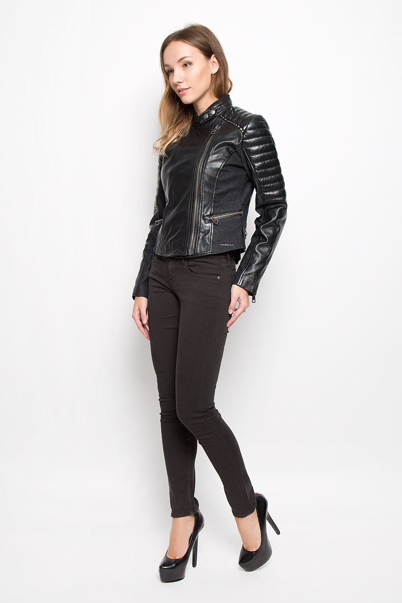 Куртка женская Calvin Klein Jeans, цвет: черный. J20J200346_0990. Размер M (44/46)710 Куртка женская Calvin Klein Jeans, цвет: черный. J20J200346_0990. Размер M (44/46)710Стильная женская куртка Calvin Klein Jeans, изготовленная из натуральной кожи, дополнена вставками из хлопка с добавлением полиэстера и эластана. Подкладка и наполнитель из высококачественного полиэстера.Куртка с воротником-стойкой застегивается на асимметричную металлическую застежку-молнию по левому краю. Воротник оснащен хлястиком с металлическими кнопками. Спереди имеются два прорезных кармашка на застежках-молниях. Куртка оформлена металлическими заклепками. Нижняя часть рукавов оформлена застежками-молниями. По бокам расположены хлястики на застежках-кнопках.