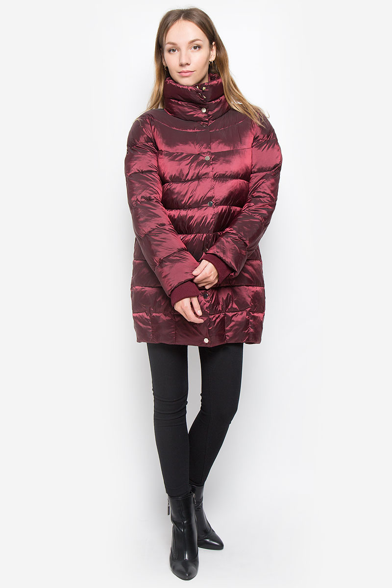Куртка женская Baon, цвет: бордовый. B036560. Размер L (48)B036560_Merlot Куртка женская Baon, цвет: бордовый. B036560. Размер L (48)B036560_MerlotЖенская куртка Baon выполнена из водоотталкивающей и ветрозащитной ткани на гладкой подкладке. В качестве утеплителя используется полиэстер. Удлиненная модель с воротником-стойкой застегивается на пластиковую молнию с двумя ветрозащитными планками. Внешняя планка дополнена застежками-кнопками. На рукавах имеются трикотажные манжеты. Спереди расположены два прорезных кармана на молниях. Куртка украшена фирменной металлической пластиной.