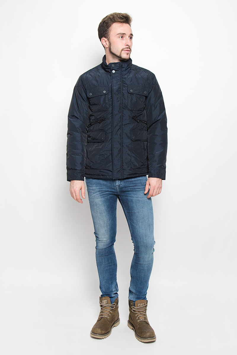 Куртка мужская Baon, цвет: темно-синий. B536521. Размер S (46)B536521_DEEP NAVY Куртка мужская Baon, цвет: темно-синий. B536521. Размер S (46)B536521_DEEP NAVYМужская куртка Baon с длинными рукавами и воротником-стойкой выполнена из прочного полиэстера. Наполнитель - синтепон. Куртка застегивается на застежку-молнию спереди и имеет ветрозащитный клапан на кнопках. Манжеты рукавов застегиваются на кнопки. Изделие оснащено четырьмя накладными карманами с клапанами на пуговицах и двумя втачными карманами на застежках-молниях спереди, а также внутренним втачным карманом на застежке-молнии и втачным карманом на пуговице. На спинке расположен короткий пояс на кнопках.