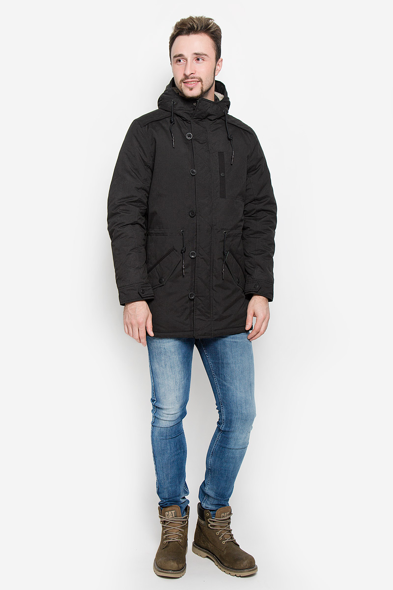 Куртка мужская Tom Tailor Denim, цвет: черный. 3532863.00.12_2999. Размер M (48)3532863.00.12_2999 Куртка мужская Tom Tailor Denim, цвет: черный. 3532863.00.12_2999. Размер M (48)3532863.00.12_2999Мужская куртка Tom Tailor Denim выполнена из полиэстера с добавлением полиамида. Наполнитель - синтепон. Модель с длинными рукавами и несъемным капюшоном застегивается на застежку-молнию спереди и имеет ветрозащитный клапан на пуговицах. Изделие дополнено на груди втачным карманом на кнопке, двумя втачными карманами с клапанами на пуговицах спереди и внутренними втачным карманом на кнопке. Объем капюшона регулируется при помощи шнурка-кулиски. Капюшон украшен искусственным мехом. На талии также расположен шнурок-кулиска.