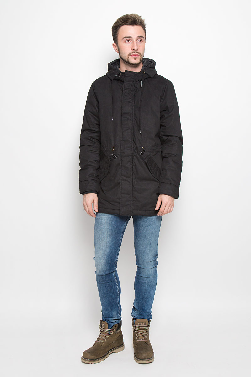 Куртка мужская Baon, цвет: черный. B536539. Размер XXL (54/56)B536539_BLACK Куртка мужская Baon, цвет: черный. B536539. Размер XXL (54/56)B536539_BLACKМужская куртка Baon с длинными рукавами и несъемным капюшоном выполнена из прочного полиэстера с добавлением хлопка. Наполнитель - синтепон. Куртка застегивается на застежку-молнию спередии имеет ветрозащитный клапан на кнопках. Рукава дополнены внутренними манжетами. Изделие оснащено двумя втачными карманами с клапанами на кнопках спереди, а также внутренним накладным карманом. Объем капюшона регулируется при помощи шнурка-кулиски. На талии модель также дополнена шнурком-кулиской.