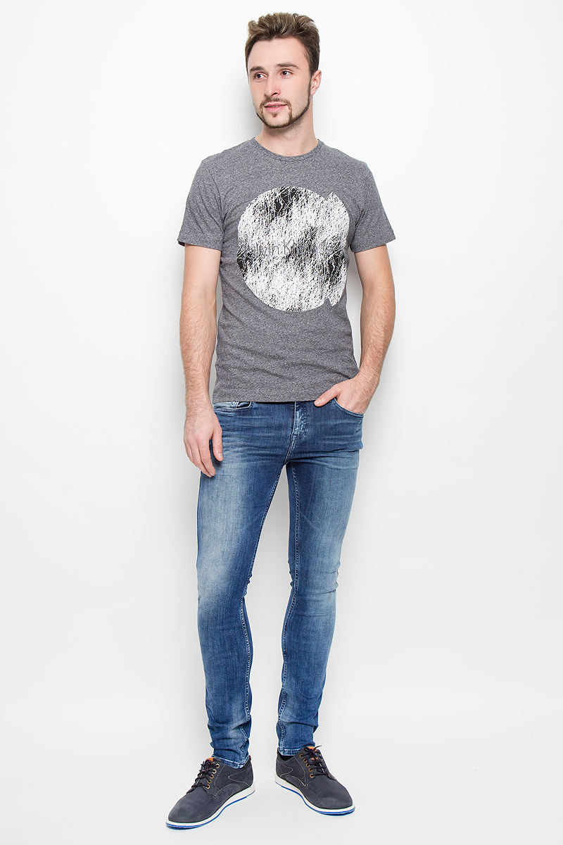 Джинсы мужские Calvin Klein Jeans, цвет: синий джинс. J30J301455. Размер 30 (46)№11 Джинсы мужские Calvin Klein Jeans, цвет: синий джинс. J30J301455. Размер 30 (46)№11Модные мужские джинсы Calvin Klein выполнены из высококачественного эластичного хлопка с добавлением эластана и полиэстера, что обеспечивает комфорт и удобство при носке. Джинсы модели-скинни имеют стандартную посадку и станут отличным дополнением к вашему современному образу. Модель застегивается на пуговицу в поясе и ширинку на застежке-молнии, дополнены шлевками для ремня. Джинсы имеют классический пятикарманный крой: спереди модель дополнена двумя втачными карманами и одним маленьким накладным кармашком, а сзади - двумя накладными карманами. Модель оформлена перманентными складками и эффектом потертости.