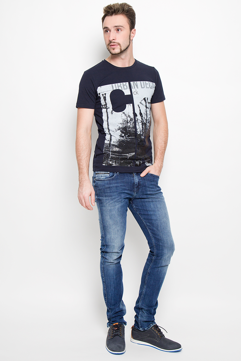 Джинсы мужские Calvin Klein Jeans, цвет: синий джинс. J30J300913. Размер 31 (46-48)№001 Джинсы мужские Calvin Klein Jeans, цвет: синий джинс. J30J300913. Размер 31 (46-48)№001Модные мужские джинсы Calvin Klein выполнены из высококачественного хлопка с добавлением эластана и полиэстера, что обеспечивает комфорт и удобство при носке. Джинсы модели-слим имеют стандартную посадку и станут отличным дополнением к вашему современному образу. Модель застегивается на пуговицу в поясе и ширинку на застежке-молнии, дополнены шлевками для ремня. Джинсы имеют классический пятикарманный крой: спереди модель дополнена двумя втачными карманами и одним маленьким накладным кармашком, а сзади - двумя накладными карманами. Модель оформлена перманентными складками и эффектом потертости.