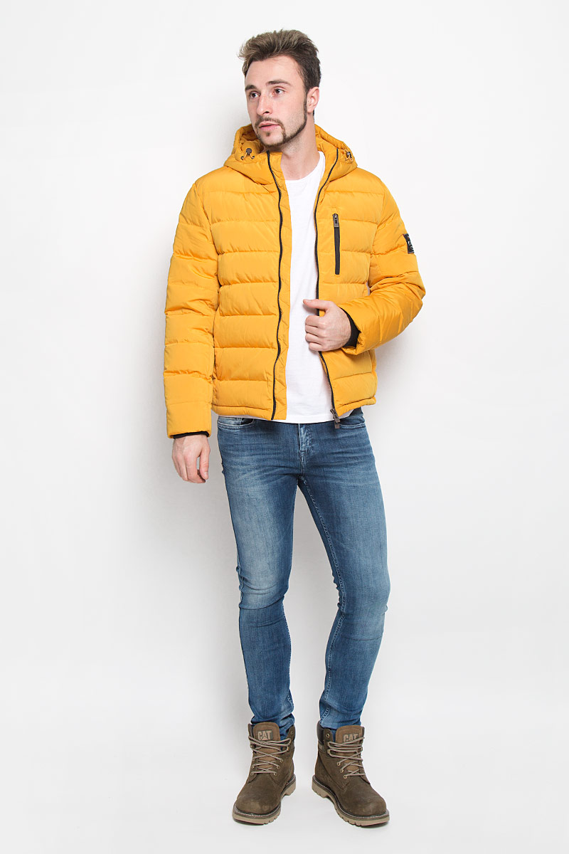 Пуховик мужской Baon, цвет: оранжевый. B506503. Размер XL (52)B506503_DARK OCHRE Пуховик мужской Baon, цвет: оранжевый. B506503. Размер XL (52)B506503_DARK OCHREМужской пуховик Baon с длинными рукавами и несъемным капюшоном выполнен из прочного полиэстера. Наполнитель - натуральный пух и перо. Объем капюшона регулируется при помощи шнурка-кулиски. Модель застегивается на застежку-молнию спереди. Изделие дополнено двумя втачными карманами на молниях спереди и одним втачным нагрудным карманом на молнии. Рукава дополнены внутренними трикотажными манжетами. Объем низа куртки регулируется при помощи шнурка-кулиски со стопперами.