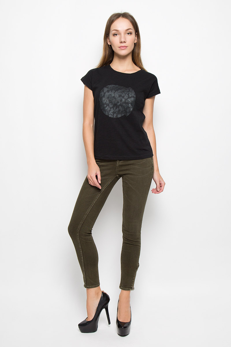 Джинсы женские Calvin Klein Jeans, цвет: темно-зеленый. J20J200627. Размер 29 (44/46)s2221 Джинсы женские Calvin Klein Jeans, цвет: темно-зеленый. J20J200627. Размер 29 (44/46)s2221Женские джинсы Calvin Klein Jeans выполнены из эластичного хлопка. Укороченная модель-скинни застегивается на пуговицу и имеет ширинку на молнии. Предусмотрены шлевки для ремня. Спереди расположены два втачных кармана и один маленький накладной, сзади - два накладных кармана. На брючинах снизу предусмотрены застежки-молнии.