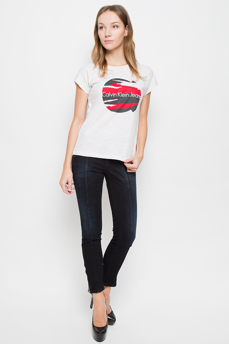Джинсы женские Calvin Klein Jeans, цвет: темно-синий, черный. J20J200963. Размер 25 (40)710 Джинсы женские Calvin Klein Jeans, цвет: темно-синий, черный. J20J200963. Размер 25 (40)710Женские джинсы Calvin Klein Jeans выполнены из эластичного хлопка. Укороченная модель-скинни застегивается спереди на пуговицу и ширинку на молнии. Предусмотрены шлевки для ремня. На брючинах снизу имеются застежки-молнии. Изделие дополнено декоративными карманами. Джинсы оформлены легким эффектом потертости.