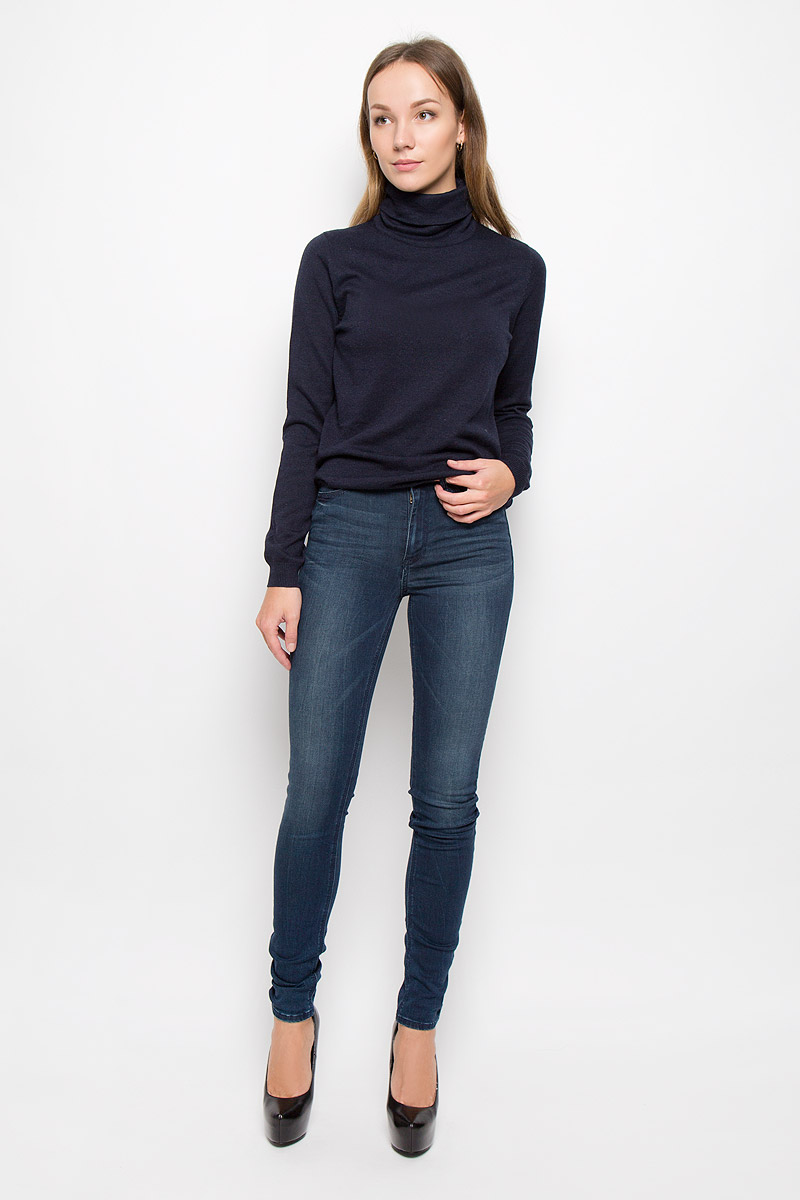 Джинсы женские Tom Tailor Denim Janna, цвет: темно-синий. 6204852.09.71_1296. Размер 27-32 (42/44-32)6204852.09.71_1296 Джинсы женские Tom Tailor Denim Janna, цвет: темно-синий. 6204852.09.71_1296. Размер 27-32 (42/44-32)6204852.09.71_1296Женские джинсы Tom Tailor Denim Janna выполнены из хлопка и вискозы с добавлением полиэстера и эластана. Модель-скинни с завышенной линией талии застегивается спереди на пуговицу и имеет ширинку с застежкой-молнией. Спереди изделие дополнено двумя втачными карманами и одним маленьким накладным, сзади - двумя накладными карманами. Джинсы оформлены легким эффектом потертости и перманентными складками.