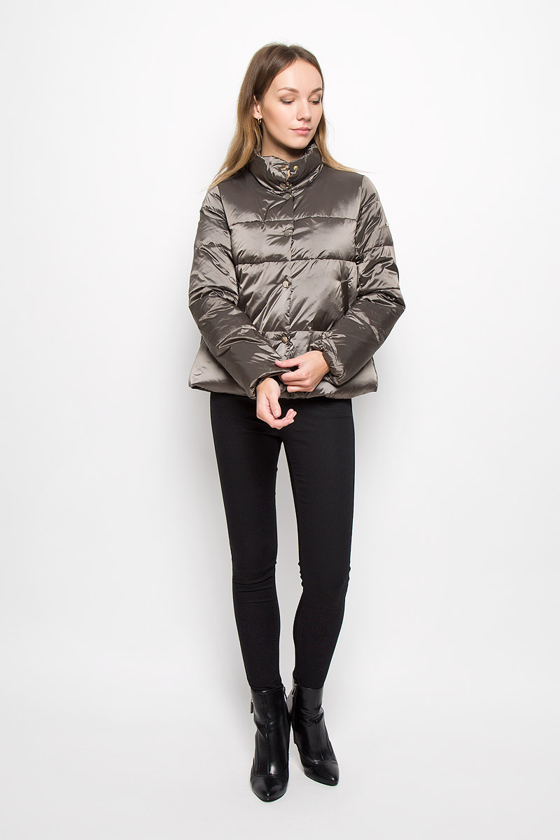 Пуховик женский Baon, цвет: коричневый. B016504. Размер XL (50)B016504_VIENNA SMOKE Пуховик женский Baon, цвет: коричневый. B016504. Размер XL (50)B016504_VIENNA SMOKEУкороченный женский пуховик Baon с длинными рукавами и воротником-стойкой выполнен из прочного полиамида. Наполнитель - натуральный пух и перо.Модель застегивается на кнопки спереди. Изделие дополнено двумя втачными карманами на кнопках. Рукава дополнены узкими эластичными резинками на манжетах. Пуховик оформлен стеганым узором.