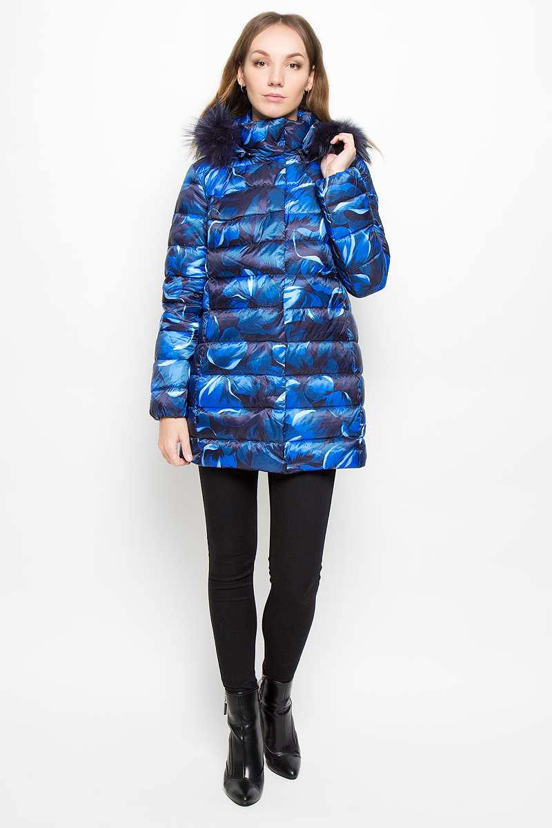 Пуховик женский Baon, цвет: синий. B026509. Размер XXL (52/54)B026509_Dark Navy Printed Пуховик женский Baon, цвет: синий. B026509. Размер XXL (52/54)B026509_Dark Navy PrintedЖенский пуховик Baon изготовлен из водоотталкивающей и ветрозащитной ткани с утеплителем из пуха и пера. Куртка с воротником-стойкой и капюшоном застегивается на пластиковую молнию с внешней ветрозащитной планкой с застежками-кнопками. Капюшон, декорированный съемной опушкой из натурального меха, пристегивается к куртке при помощи молнии. Внутренняя часть манжет прострочена эластичной нитью. Спереди расположены два прорезных кармана на молниях. Куртка оформлена цветочным принтом.