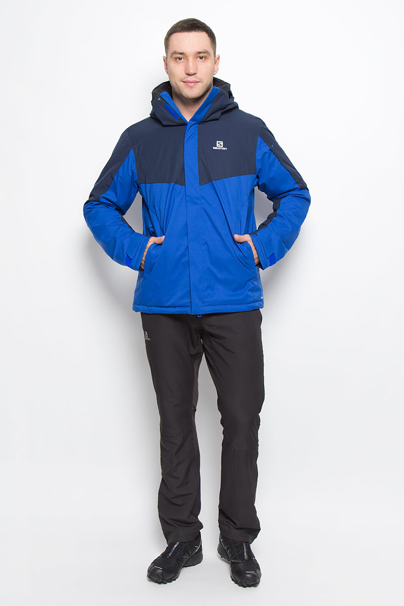 Куртка мужская Salomon Stormseeker, цвет: темно-синий, синий. L38313300. Размер XXL (60)L38313300 Куртка мужская Salomon Stormseeker, цвет: темно-синий, синий. L38313300. Размер XXL (60)L38313300Стильная мужская куртка Stormseeker от Salomon изготовлена из высококачественного полиэстера с подкладкой из нейлона. Благодаря технологии Advanced Skin Dry 10/10 материал предотвращает проникновение влаги и хорошо пропускает воздух. В качестве наполнителя используется полиэстер.Куртка с высоким воротником-стойкой и съемным капюшоном застегивается на застежку-молнию и дополнительно на ветрозащитный клапан с липучками. Капюшон пристегивается к куртке с помощью кнопок и липучек.Эластичный шнурок со стоппером на капюшоне регулирует его объем. Спереди, на рукаве и с внутренней стороны имеются прорезные карманы с застежками-молниями. В передних карманах предусмотрены эластичные шнурки с платком и с карабином для ключей. С внутренней стороны куртка оснащена снегозащитным клапаном на застежках-кнопках. Манжеты рукавов дополнены хлястиками на липучках. Нижняя часть модели оснащена эластичным шнурком со стопперами.