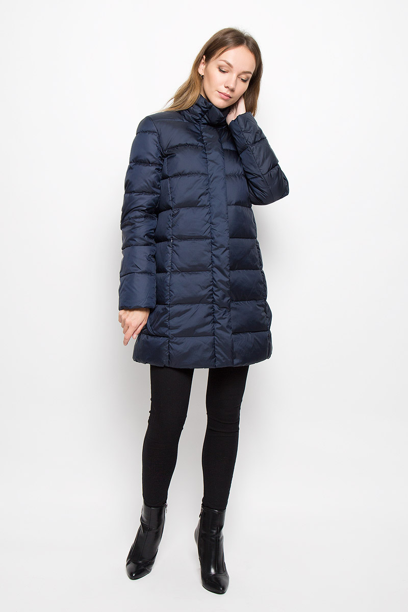 Пуховик женский Baon, цвет: темно-синий. B006701. Размер L (48)B006701_DARK NAVY Пуховик женский Baon, цвет: темно-синий. B006701. Размер L (48)B006701_DARK NAVYУдлиненный женский пуховик Baon с длинными рукавами и воротником-стойкой выполнен из прочного полиэстера. Наполнитель - натуральный пух и перо.Модель застегивается на застежку-молнию спереди. Изделие дополнено двумя втачными карманами на застежках-молниях. Пуховик оформлен стеганым узором.