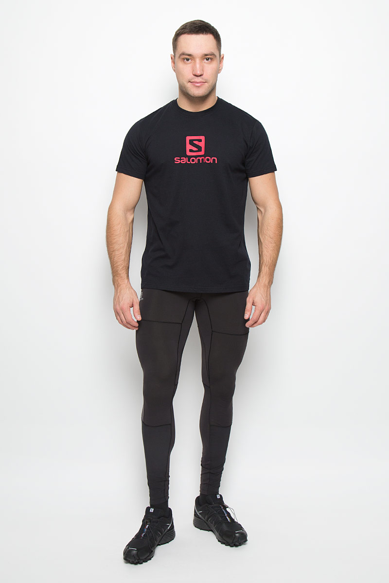 Футболка мужская Salomon Logo SS Cotton Tee, цвет: черный. L38213800. Размер XL (56/58)L38213800 Футболка мужская Salomon Logo SS Cotton Tee, цвет: черный. L38213800. Размер XL (56/58)L38213800Мужская футболка Logo SS Cotton Tee от Salomon поможет создать отличный современный образ. Модель, изготовленная из натурального хлопка, очень мягкая, тактильно приятная, не сковывает движения и позволяет коже дышать.Футболка с круглым вырезом горловины и короткими рукавами оформлена спереди логотипом и названием бренда.