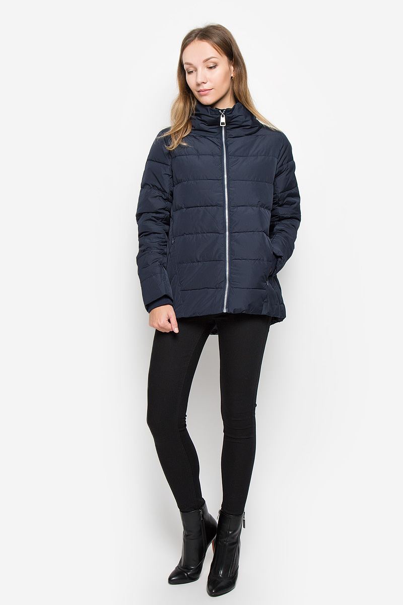 Пуховик женский Baon, цвет: темно-синий. B006595. Размер M (46)B006595_DARK NAVY Пуховик женский Baon, цвет: темно-синий. B006595. Размер M (46)B006595_DARK NAVYЖенский пуховик Baon с длинными рукавами и воротником-стойкой выполнен из прочного полиэстера. Наполнитель - натуральный пух и перо.Модель застегивается на застежку-молнию спереди. Изделие дополнено двумя втачными карманами на молниях спереди, манжеты рукавов оснащены внутренними трикотажными манжетами. Пуховик оформлен стеганым узором.