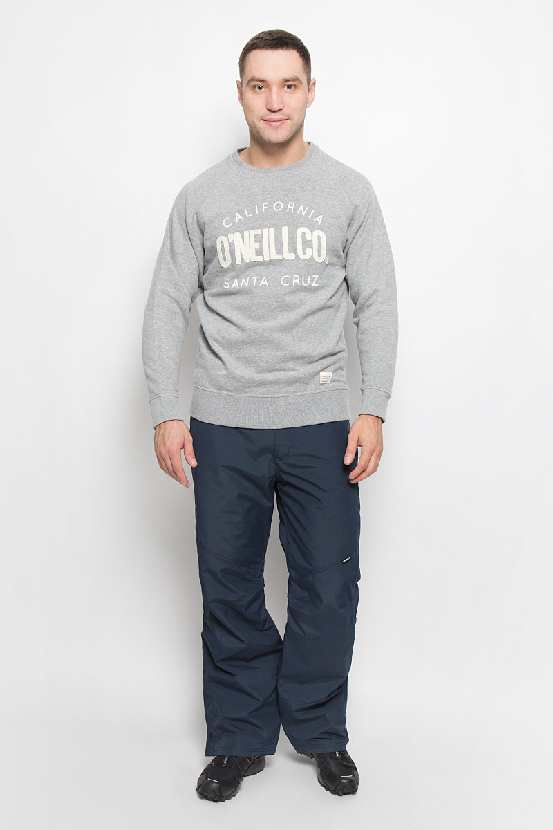 Свитшот мужской ONeill Lm Pch Santa Crew, цвет: серый. 651434-8001. Размер S (46)651434-8001 Свитшот мужской ONeill Lm Pch Santa Crew, цвет: серый. 651434-8001. Размер S (46)651434-8001Мужской свитшот ONeill Lm Pch Santa Crew с длинными рукавами-реглан и круглым вырезом горловины имеет свободный крой. Свитшот изготовлен из хлопка с добавлением вискозы, подкладка отделана мягким флисовым материалом. Горловина, манжеты рукавов и низ джемпера дополнены трикотажными резинками. Свитшот оформлен крупным логотипом на груди.
