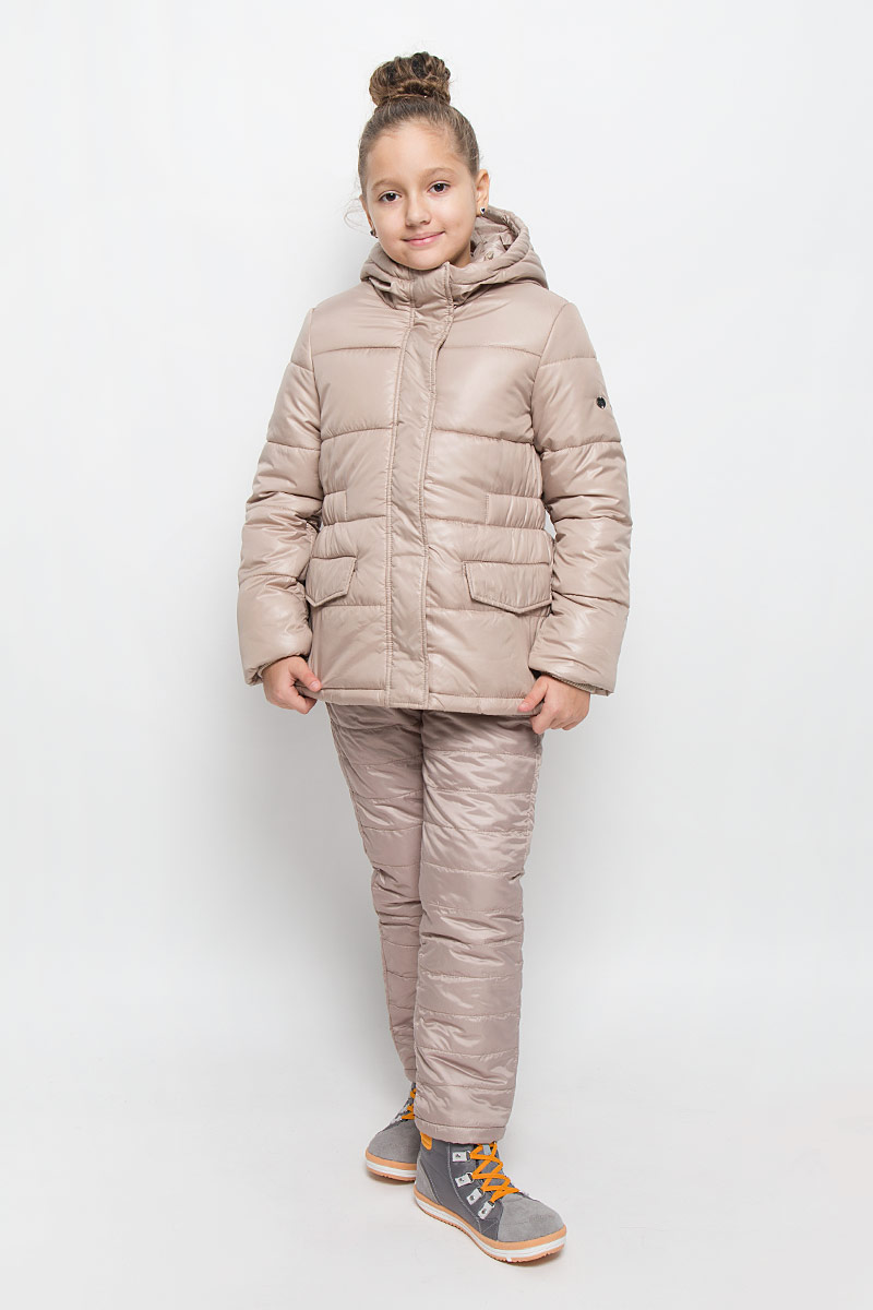 Куртка для девочки Button Blue, цвет: бежевый. 216BBGC41021500. Размер 104, 4 года216BBGC41021500 Куртка для девочки Button Blue, цвет: бежевый. 216BBGC41021500. Размер 104, 4 года216BBGC41021500Куртка для девочки Button Blue c несъемным капюшоном и длинными рукавами выполнена из прочного полиэстера. Подкладка - мягкий флис. Наполнитель - искусственный пух. Модель застегивается на застежку-молнию спереди и имеет ветрозащитный клапан на кнопках. Объем капюшона регулируется при помощи шнурка-кулиски со стопперами. Изделие дополнено двумя втачными кармашками с клапанами на кнопках. Рукава оснащены внутренними трикотажными манжетами. Куртка оформлена стеганым узором.