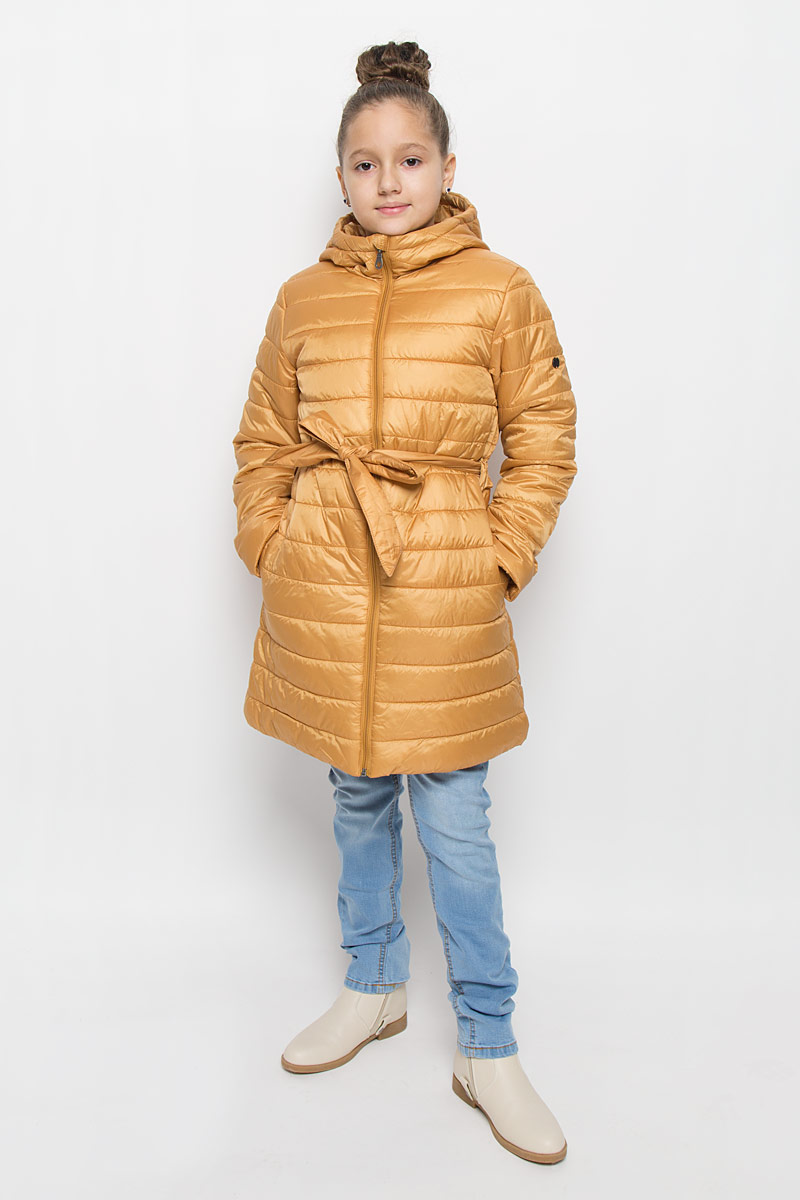 Пальто для девочки Button Blue, цвет: горчичный. 216BBGC45011700. Размер 104, 4 года216BBGC45011700 Пальто для девочки Button Blue, цвет: горчичный. 216BBGC45011700. Размер 104, 4 года216BBGC45011700Легкое стеганое пальто для девочки Button Blue выполнено из полиэстера на комбинированной подкладке из хлопка и полиэстера. В качестве утеплителя используется полиэстер. Модель с несъемным капюшоном застегивается на молнию с защитой подбородка и внутренней ветрозащитной планкой. Капюшон снабжен по краю эластичным шнурком со стопперами. Пальто имеет приталенный силуэт, дополнительно подчеркнутый поясом на шлевках. Изделие дополнено двумя прорезными карманами. Украшено пальто фирменной пластиной.