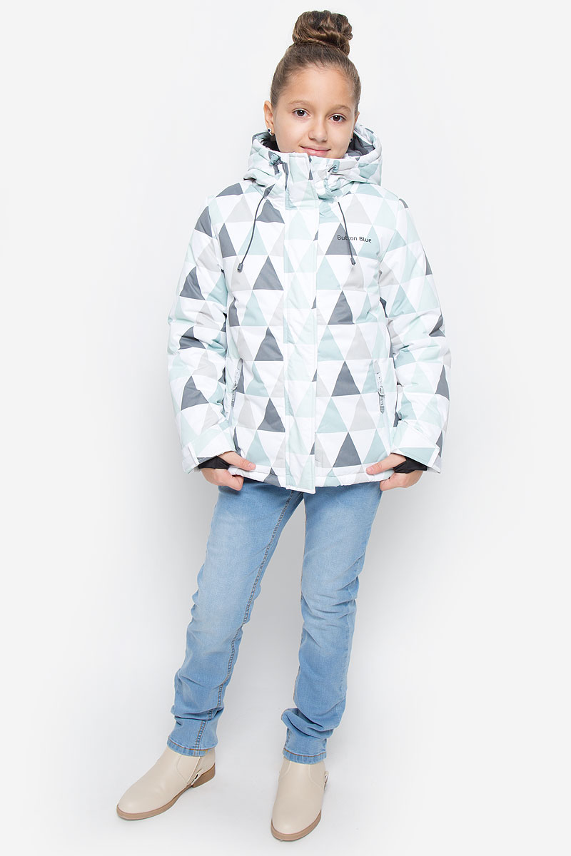 Куртка для девочки Button Blue Active, цвет: белый, серый, мятный. 216BBGA41021313. Размер 122, 7 лет216BBGA41021313 Куртка для девочки Button Blue Active, цвет: белый, серый, мятный. 216BBGA41021313. Размер 122, 7 лет216BBGA41021313Куртка для девочки Button Blue Active изготовлена из водонепроницаемого и ветрозащитного материала. Подкладка выполнена из мягкого флиса. Утеплитель обладает антиаллергенными свойствами. Изделие легко стирается и быстро сохнет. Модель с несъемным капюшоном застегивается на молнию с внешней ветрозащитной планкой на липучках. По краю капюшона имеется эластичный шнурок со стопперами. Края рукавов дополнены хлястиками на липучках. На рукавах предусмотрены эластичные манжеты с отверстием для большого пальца. Спереди расположены два прорезных кармана с застежками-молниями. По низу куртки предусмотрен затягивающийся шнурок со стопперами. Модель оформлена орнаментом в виде треугольников. Куртка снабжена светоотражающими деталями для безопасности ребенка в темное время суток.