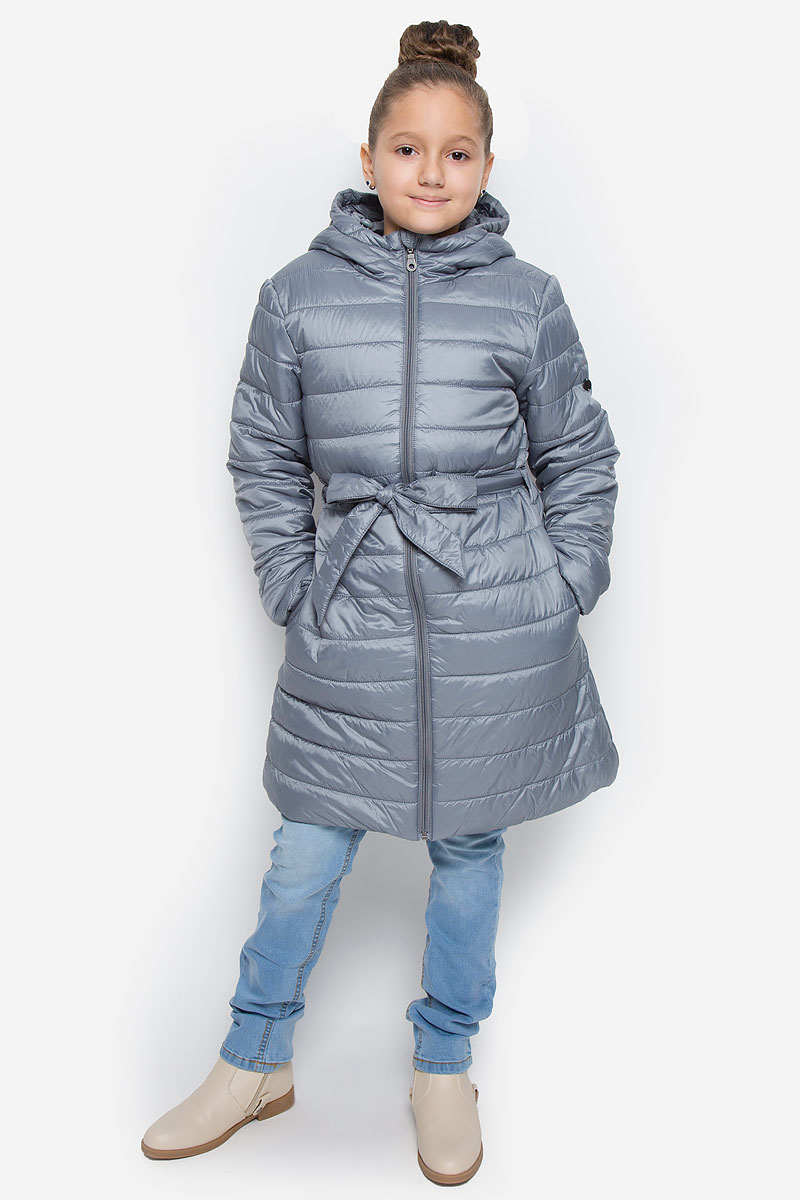 Пальто для девочки Button Blue, цвет: серый. 216BBGC45010100. Размер 104, 4 года216BBGC45010100 Пальто для девочки Button Blue, цвет: серый. 216BBGC45010100. Размер 104, 4 года216BBGC45010100Легкое стеганое пальто для девочки Button Blue выполнено из полиэстера на комбинированной подкладке из хлопка и полиэстера. В качестве утеплителя используется полиэстер. Модель с несъемным капюшоном застегивается на молнию с защитой подбородка и внутренней ветрозащитной планкой. Капюшон снабжен по краю эластичным шнурком со стопперами. Пальто имеет приталенный силуэт, дополнительно подчеркнутый поясом на шлевках. Изделие дополнено двумя прорезными карманами. Украшено пальто фирменной пластиной.