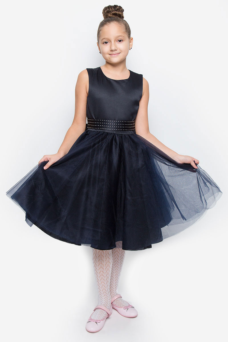 Платье для девочки Button Blue, цвет: темно-синий. 216BBGP25011000. Размер 146, 11 лет216BBGP25011000 Платье для девочки Button Blue, цвет: темно-синий. 216BBGP25011000. Размер 146, 11 лет216BBGP25011000Красивое платье для девочки Button Blue изготовлено из полиэстера на подкладке из натурального хлопка. Платье с круглым вырезом горловины застегивается сзади на скрытую молнию. Верхняя часть объемной юбки выполнена из мягкой микросетки. В талии модель дополнена широким поясом, декорированным стразами. Платье идеально подойдет для праздничных мероприятий. В нем каждая девочка почувствует себя настоящей принцессой!