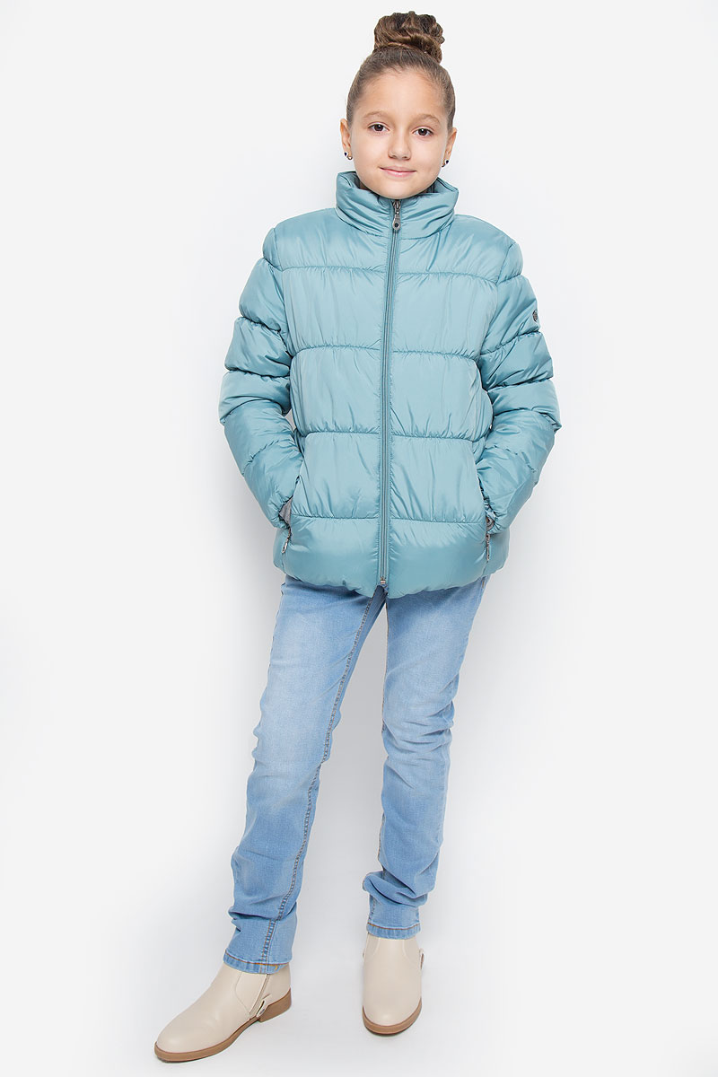 Куртка для девочки Button Blue, цвет: бледно-бирюзовый. 216BBGC41011300. Размер 110, 5 лет216BBGC41011300 Куртка для девочки Button Blue, цвет: бледно-бирюзовый. 216BBGC41011300. Размер 110, 5 лет216BBGC41011300Куртка для девочки Button Blue c воротником-стойкой и длинными рукавами выполнена из прочного полиэстера. Подкладка - мягкий флис. Наполнитель - искусственный пух. Модель застегивается спереди на застежку-молнию и дополнено внутренней ветрозащитной планкой. Изделие имеет два втачных кармана на застежках-молниях спереди. Низ куртки дополнен эластичной резинкой. Рукава оснащены эластичными резинками на манжетах. Куртка оформлена стеганым узором.