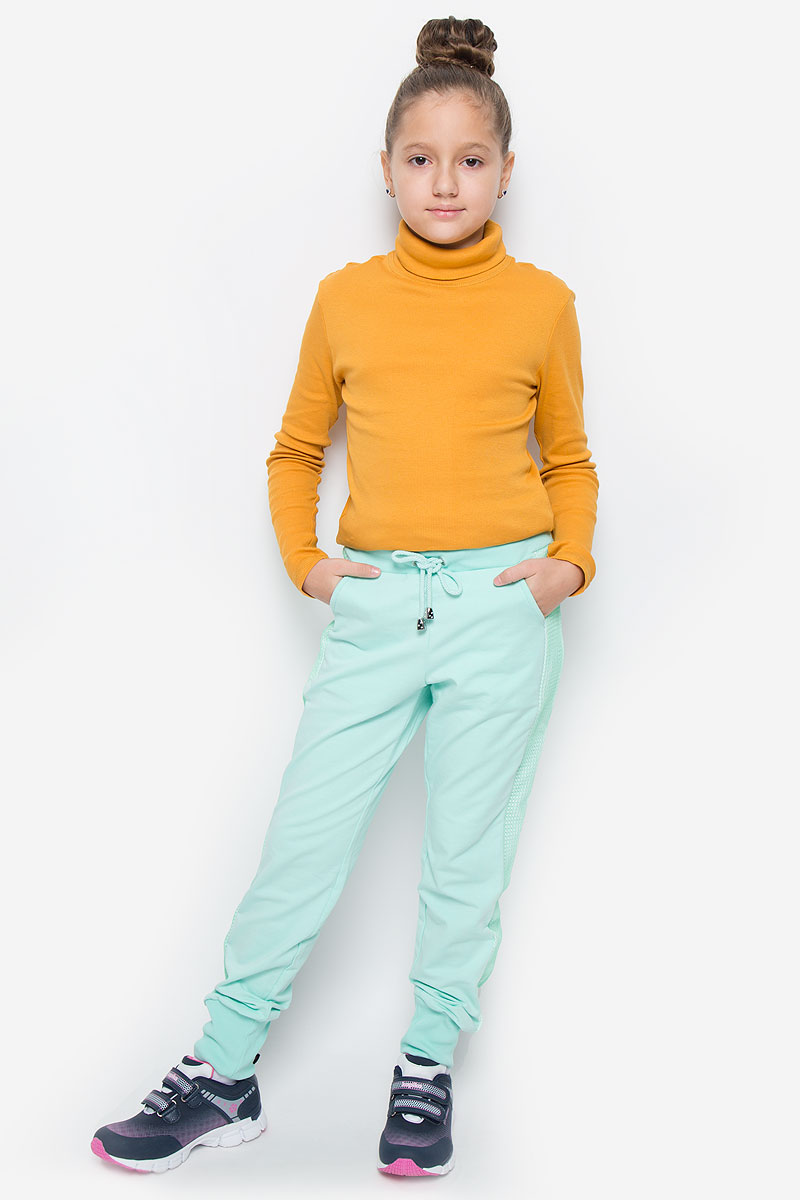 Брюки спортивные для девочки Silver Spoon Casual, цвет: ментоловый. SCFSG-628-26002-609 мод.F2-001. Размер 140, 10 летSCFSG-628-26002-609 мод.F2-001 Брюки спортивные для девочки Silver Spoon Casual, цвет: ментоловый. SCFSG-628-26002-609 мод.F2-001. Размер 140, 10 летSCFSG-628-26002-609 мод.F2-001Спортивные брюки для девочки Silver Spoon Casual изготовлены из эластичного хлопка. Изнаночная сторона изделия с маленькими петельками. Модель имеет на поясе широкую эластичную резинку, которая дополнительно регулируется шнурком. Низ брючин дополнен трикотажными манжетами. Брюки оснащены двумя втачными карманами спереди и двумя накладными кармашками сзади. Изделие оформлено декоративными вставками из сетки по бокам.