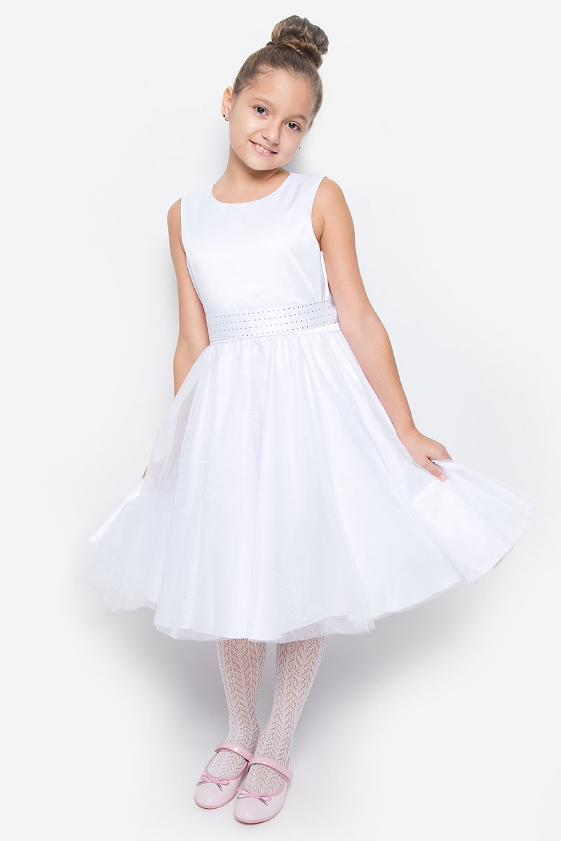 Платье для девочки Button Blue, цвет: белый. 216BBGP25010200. Размер 104, 4 года216BBGP25010200 Платье для девочки Button Blue, цвет: белый. 216BBGP25010200. Размер 104, 4 года216BBGP25010200Красивое платье для девочки Button Blue изготовлено из полиэстера на подкладке из натурального хлопка. Платье с круглым вырезом горловины застегивается сзади на скрытую молнию. Верхняя часть объемной юбки выполнена из мягкой микросетки. В талии модель дополнена широким поясом, декорированным стразами. Платье идеально подойдет для праздничных мероприятий. В нем каждая девочка почувствует себя настоящей принцессой!