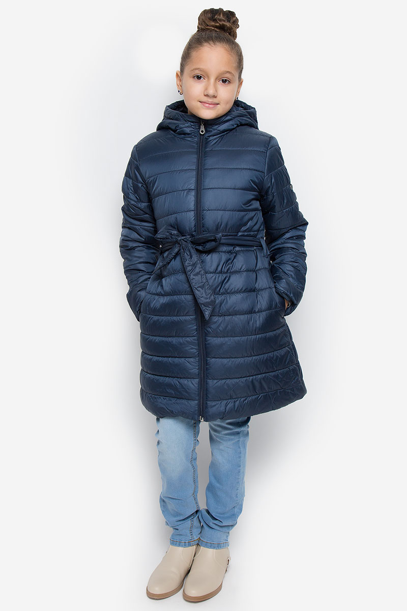 Пальто для девочки Button Blue, цвет: темно-синий. 216BBGC45011000. Размер 98, 3 года216BBGC45011000 Пальто для девочки Button Blue, цвет: темно-синий. 216BBGC45011000. Размер 98, 3 года216BBGC45011000Легкое стеганое пальто для девочки Button Blue выполнено из полиэстера на комбинированной подкладке из хлопка и полиэстера. В качестве утеплителя используется полиэстер. Модель с несъемным капюшоном застегивается на молнию с защитой подбородка и внутренней ветрозащитной планкой. Капюшон снабжен по краю эластичным шнурком со стопперами. Пальто имеет приталенный силуэт, дополнительно подчеркнутый поясом на шлевках. Изделие дополнено двумя прорезными карманами. Украшено пальто фирменной пластиной.