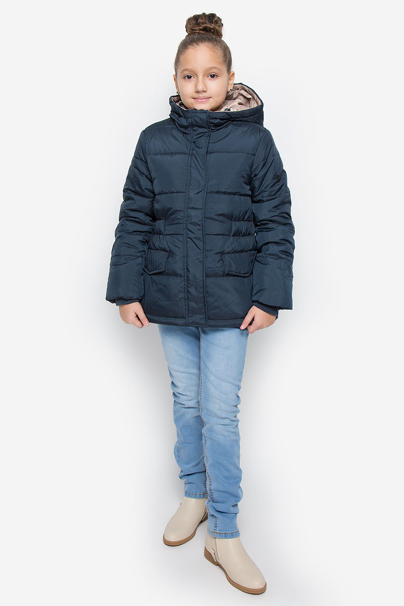 Куртка для девочки Button Blue, цвет: темно-синий. 216BBGC41021000. Размер 140, 10 лет216BBGC41021000 Куртка для девочки Button Blue, цвет: темно-синий. 216BBGC41021000. Размер 140, 10 лет216BBGC41021000Куртка для девочки Button Blue c несъемным капюшоном и длинными рукавами выполнена из прочного полиэстера. Подкладка - мягкий флис. Наполнитель - искусственный пух. Модель застегивается на застежку-молнию спереди и имеет ветрозащитный клапан на кнопках. Объем капюшона регулируется при помощи шнурка-кулиски со стопперами. Изделие дополнено двумя втачными кармашками с клапанами на кнопках. Рукава оснащены внутренними трикотажными манжетами. Куртка оформлена стеганым узором.