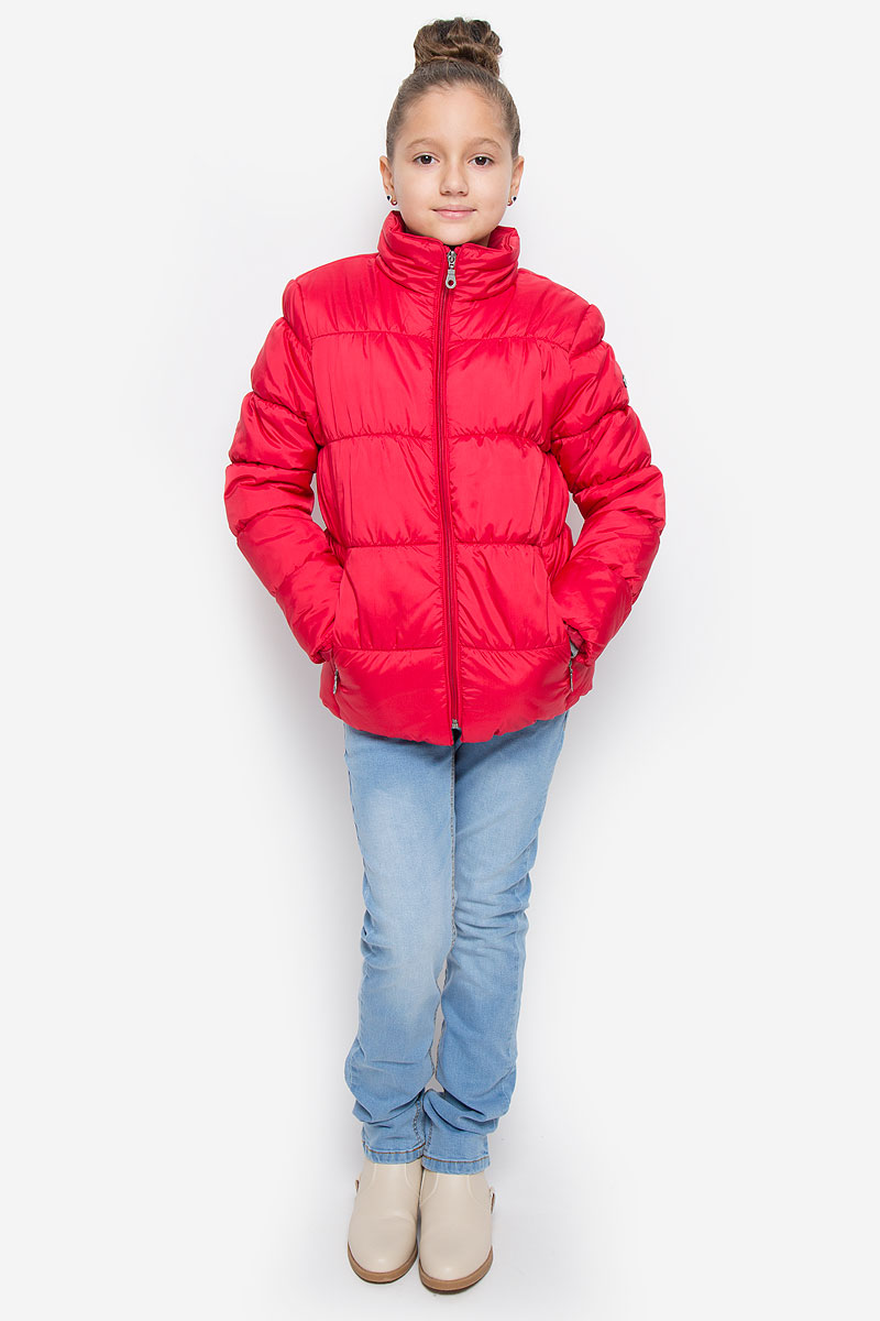 Куртка для девочки Button Blue, цвет: красный. 216BBGC41011600. Размер 128, 8 лет216BBGC41011600 Куртка для девочки Button Blue, цвет: красный. 216BBGC41011600. Размер 128, 8 лет216BBGC41011600Куртка для девочки Button Blue c воротником-стойкой и длинными рукавами выполнена из прочного полиэстера. Подкладка - мягкий флис. Наполнитель - искусственный пух. Модель застегивается спереди на застежку-молнию и дополнено внутренней ветрозащитной планкой. Изделие имеет два втачных кармана на застежках-молниях спереди. Низ куртки дополнен эластичной резинкой. Рукава оснащены эластичными резинками на манжетах. Куртка оформлена стеганым узором.
