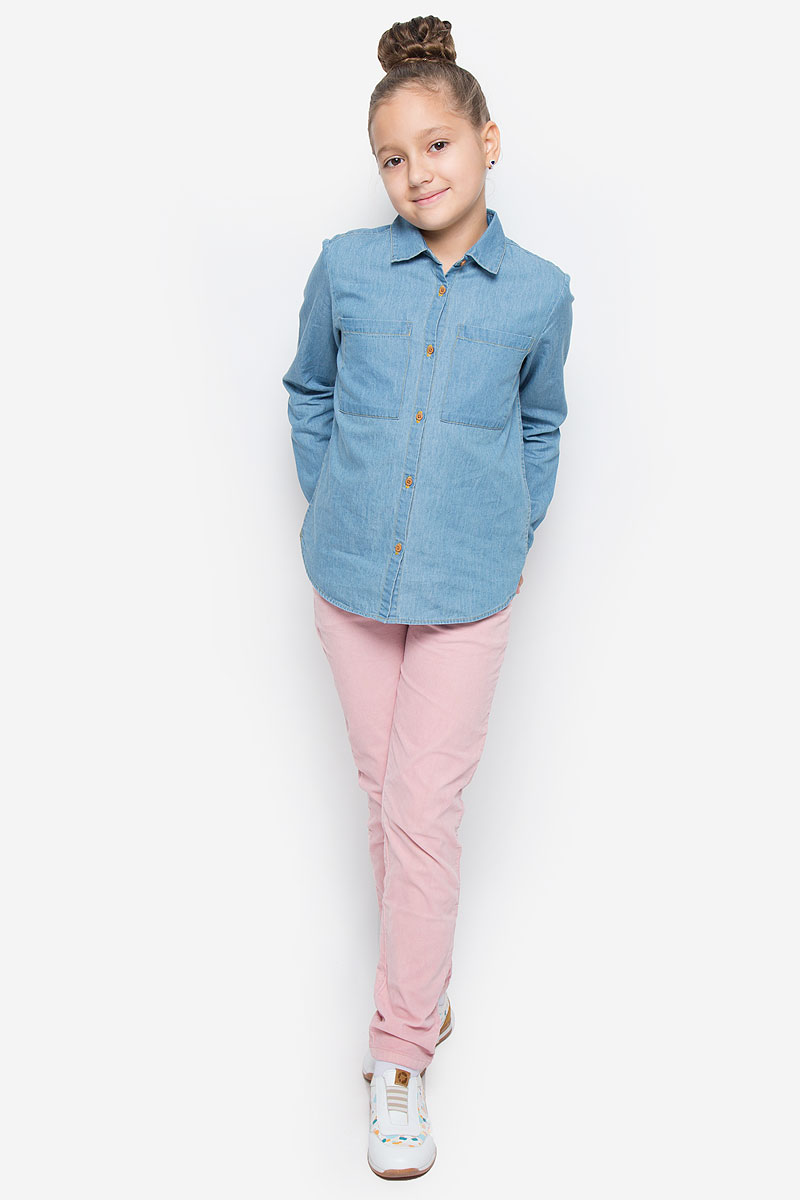 Рубашка для девочки Button Blue, цвет: голубой. 216BBGC2301D200. Размер 146, 11 лет216BBGC2301D200 Рубашка для девочки Button Blue, цвет: голубой. 216BBGC2301D200. Размер 146, 11 лет216BBGC2301D200Стильная джинсовая рубашка Button Blue станет отличным дополнением к гардеробу вашей девочки. Модель, выполненная из натурального хлопка, необычайно мягкая и приятная на ощупь, не сковывает движения и позволяет коже дышать, не раздражает даже самую нежную и чувствительную кожу ребенка, обеспечивая наибольший комфорт. Рубашка классического кроя с длинными рукавами и отложным воротником застегивается на пуговицы по всей длине. На манжетах предусмотрены застежки-пуговицы. На груди расположены два накладных открытых кармана. Спинка немного удлинена. Оригинальный современный дизайн и актуальная расцветка делают эту рубашку модным и стильным предметом детского гардероба.
