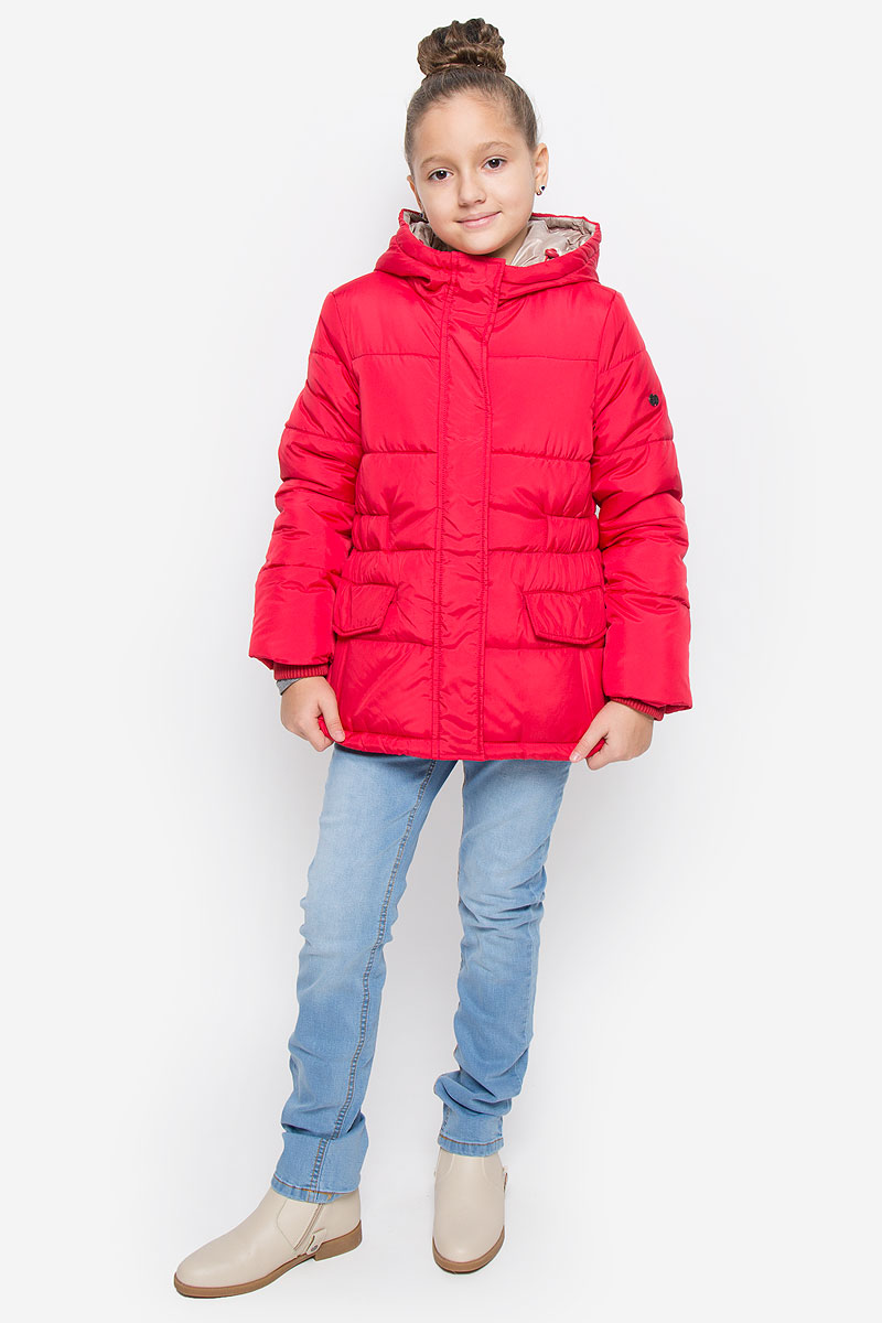 Куртка для девочки Button Blue, цвет: красный. 216BBGC41021600. Размер 110, 5 лет216BBGC41021600 Куртка для девочки Button Blue, цвет: красный. 216BBGC41021600. Размер 110, 5 лет216BBGC41021600Куртка для девочки Button Blue c несъемным капюшоном и длинными рукавами выполнена из прочного полиэстера. Подкладка - мягкий флис. Наполнитель - искусственный пух. Модель застегивается на застежку-молнию спереди и имеет ветрозащитный клапан на кнопках. Объем капюшона регулируется при помощи шнурка-кулиски со стопперами. Изделие дополнено двумя втачными кармашками с клапанами на кнопках. Рукава оснащены внутренними трикотажными манжетами. Куртка оформлена стеганым узором.