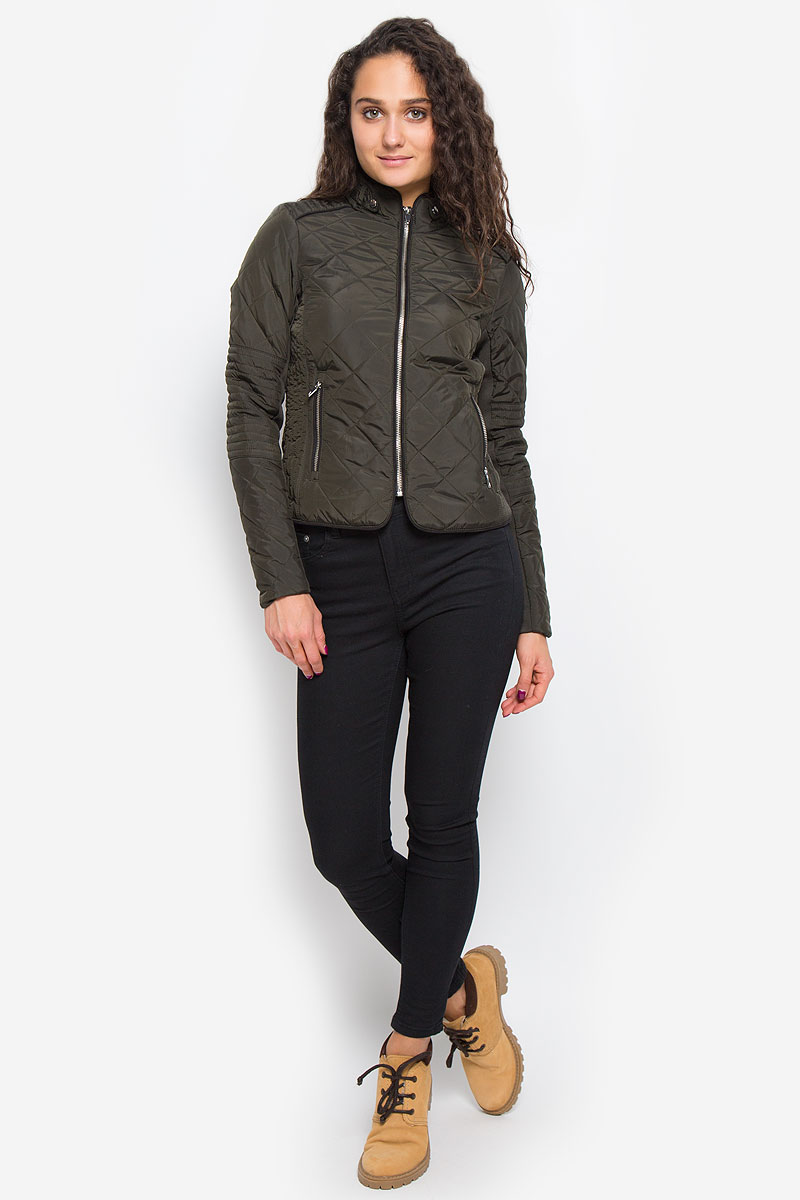 Куртка женская Vero Moda, цвет: темно-оливковый. 10159766. Размер XS (40)10159766_Peat Куртка женская Vero Moda, цвет: темно-оливковый. 10159766. Размер XS (40)10159766_PeatСтильная женская куртка Vero Moda выполнена из 100% полиэстера. Такая модель отлично подойдет для прохладной погоды.Куртка с воротником-стойкой и длинными рукавами застегивается на металлическую застежку-молнию. Спереди модель дополнена двумя прорезными карманами на молниях. Воротник украшен шлевками и хлястиками на застежках-кнопках. Куртка оформлена стеганным принтом и по рукаву дополнена эластичной трикотажной резинкой. Очень комфортная и стильная куртка будет прекрасным выбором для повседневной носки и подчеркнет вашу индивидуальность.