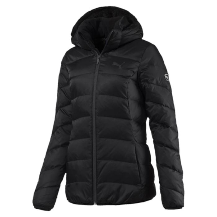 Куртка женская Puma ESS Hooded Down Jacket, цвет: черный. 83866801. Размер M (46)838668_01 Куртка женская Puma ESS Hooded Down Jacket, цвет: черный. 83866801. Размер M (46)838668_01Стильная и теплая куртка ESS Hooded Down Jacket W. Модель декорирована логотипом PUMA, нанесенным методом глянцевой печати, а также силиконовой эмблемой PUMA. Среди других отличительных особенностей модели - съемный капюшон, прикрепляемой скрытой застежкой-молнией, капюшон и воротник с подкладкой из флиса, подбой манжет и подола эластичным материалом, ветрозащитный клапан и наращённый спереди ворот, надежно закрывающий шею и подбородок, боковые карманы на молнии с односторонней подкладкой из флиса, петля для вешалки, внутренний карман для электронных устройств с клапаном, висячий ярлык с указанием состава наполнителя.