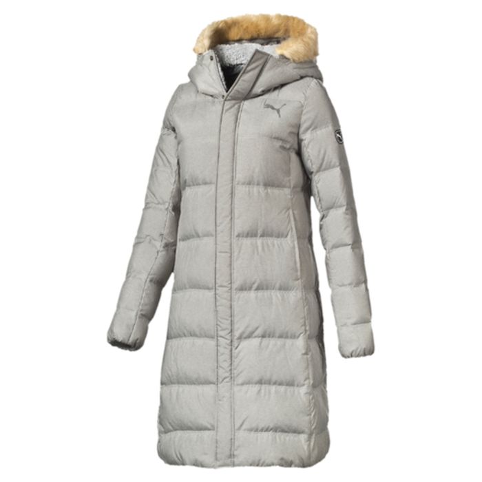 Пуховик женский Puma Long Lite Down, цвет: серый. 83922303. Размер S (44)839223_03 Пуховик женский Puma Long Lite Down, цвет: серый. 83922303. Размер S (44)839223_03Модель декорирована логотипом Puma, нанесенным методом пигментной печати, а также силиконовой эмблемой Puma. Основным материалом изделия является ткань WarmCELL, отлично сохраняющая тепло. Среди других отличительных особенностей изделия – объемный капюшон, часть которого может выполнять функцию высокого ворота с застежкой спереди, надежно защищающего подбородок и горло от холода. Капюшон также отделан мехом. Подкладка выполнена из меланжевой мягкой ткани. Имеется светоотражающая вставка сзади в пройме с обозначением использования материала Keep Heat, обладающего способностью удерживать собственное тепло тела. Длина изделия – чуть выше колена.