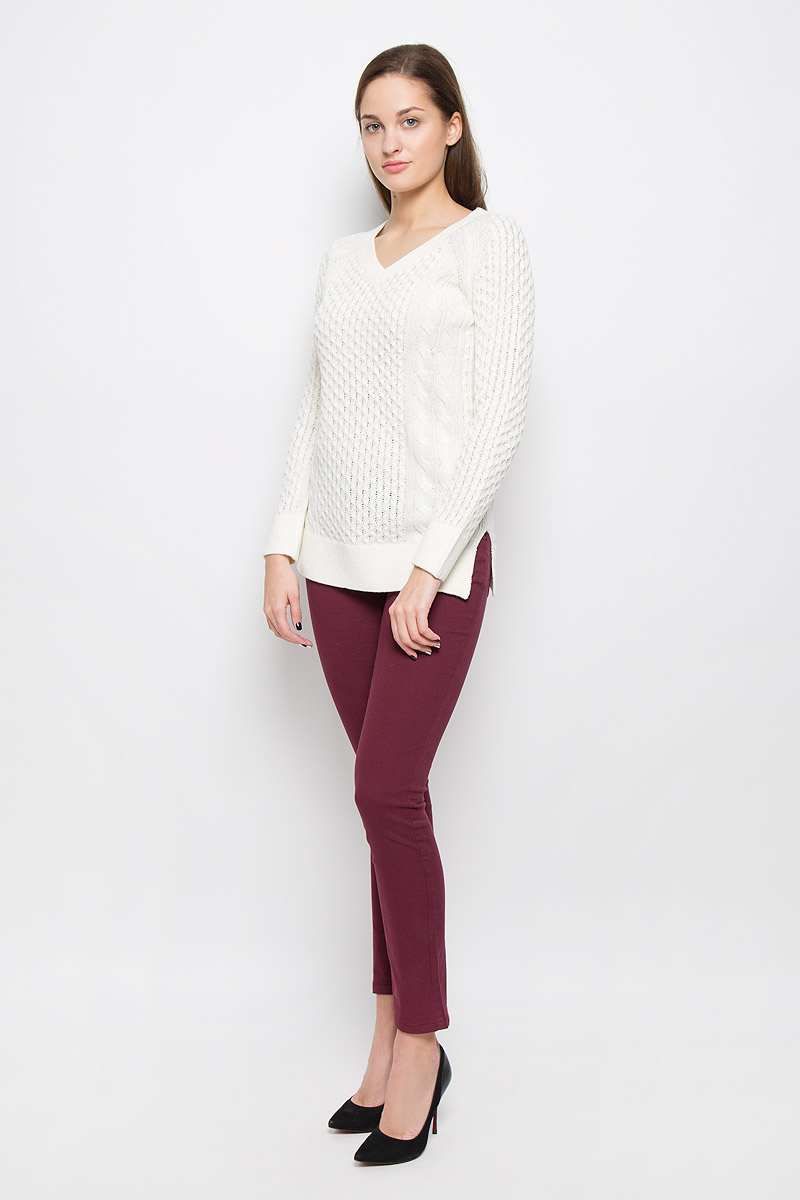 Джемпер женский Sela Casual, цвет: молочный. TKsw-114/1172-6445. Размер XL (50)TKsw-114/1172-6445 Джемпер женский Sela Casual, цвет: молочный. TKsw-114/1172-6445. Размер XL (50)TKsw-114/1172-6445Модный женский джемпер Sela Casual, изготовленный из акрила с добавлением шерсти, приятный на ощупь, не сковывает движений и обеспечивает комфорт. Модель с V-образным вырезом горловины и длинными рукавами-реглан идеально подойдет для создания современного образа в стиле Casual. Модель оформлена оригинальным вязаным узором. Горловина, манжеты рукавов и низ джемпера связаны резинкой. Нижняя часть модели по боковым швам дополнена небольшими разрезами.