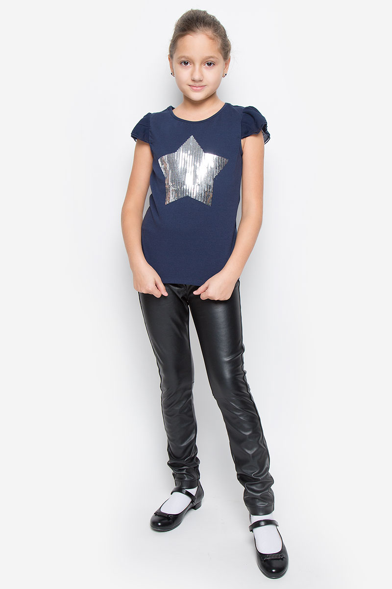 Футболка для девочки Button Blue, цвет: темно-синий. 216BBGP12011000. Размер 128, 8 лет216BBGP12011000 Футболка для девочки Button Blue, цвет: темно-синий. 216BBGP12011000. Размер 128, 8 лет216BBGP12011000Модная футболка Button Blue идеально подойдет вашей дочурке. Изготовленная из хлопка с добавлением эластана, она невероятно мягкая и приятная на ощупь, не раздражает даже самую нежную и чувствительную кожу ребенка, обеспечивая наибольший комфорт, великолепно тянется и превосходно пропускает воздух. Футболка с короткими рукавами-крылышками и круглым вырезом горловины оформлена спереди аппликацией в виде звезды из пайеток.В такой футболке ваша девочка всегда будет в центре внимания!