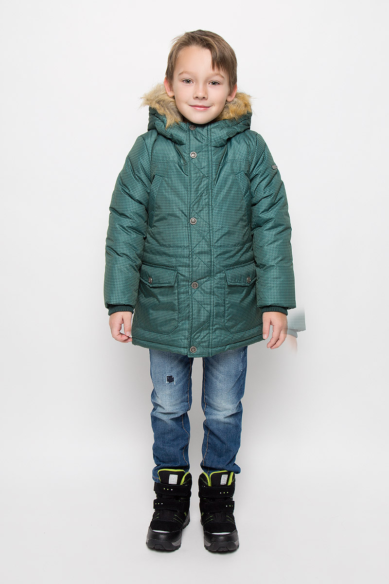 Куртка для мальчика Button Blue, цвет: зеленый. 216BBBC45010506. Размер 152, 12 лет216BBBC45010506 Куртка для мальчика Button Blue, цвет: зеленый. 216BBBC45010506. Размер 152, 12 лет216BBBC45010506Удлиненная куртка для мальчика Button Blue c длинными рукавами и несъемным капюшоном выполнена из прочного полиэстера. Подкладка дополнена вставкой из мягкого флиса. Наполнитель - синтепон. Объем капюшона регулируется при помощи шнурка-кулиски. Модель застегивается на застежку-молнию спереди, имеет ветрозащитный клапан на кнопках. Низ и линия талии куртки дополнены шнурками-кулисками со стопперами. Изделие имеет два открытых втачных кармана на груди и два накладных кармана с клапанами на кнопках спереди. Рукава куртки дополнены внутренними трикотажными манжетами. Куртка оформлена принтом в мелкую клетку. Капюшон украшен искусственным мехом из полиэстера.