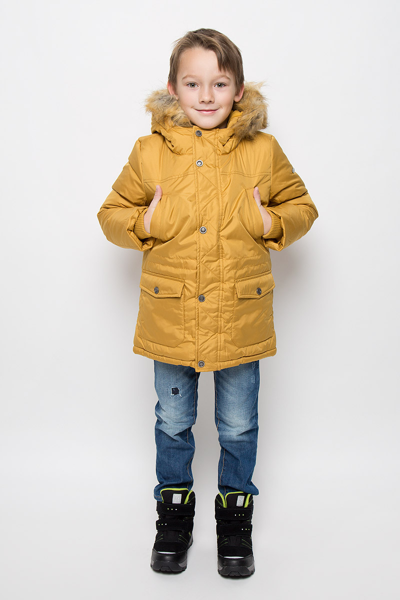 Куртка для мальчика Button Blue, цвет: горчичный. 216BBBC45010400. Размер 128, 8 лет216BBBC45010400 Куртка для мальчика Button Blue, цвет: горчичный. 216BBBC45010400. Размер 128, 8 лет216BBBC45010400Удлиненная куртка для мальчика Button Blue c длинными рукавами и несъемным капюшоном выполнена из прочного полиэстера. Подкладка дополнена вставкой из мягкого флиса. Наполнитель - синтепон. Объем капюшона регулируется при помощи шнурка-кулиски. Модель застегивается на застежку-молнию спереди, имеет ветрозащитный клапан на кнопках. Низ и линия талии куртки дополнены шнурками-кулисками со стопперами. Изделие имеет два открытых втачных кармана на груди и два накладных кармана с клапанами на кнопках спереди. Рукава куртки дополнены внутренними трикотажными манжетами. Капюшон украшен искусственным мехом из полиэстера.