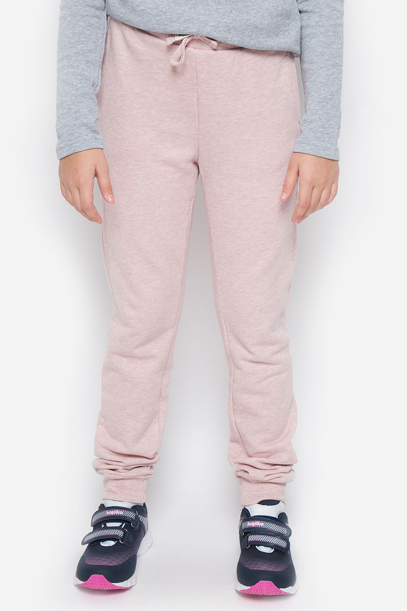 Брюки спортивные детские Button Blue, цвет: пепельно-розовый меланж. 216BBUC56012200. Размер 146, 11 лет216BBUC56012200 Брюки спортивные детские Button Blue, цвет: пепельно-розовый меланж. 216BBUC56012200. Размер 146, 11 лет216BBUC56012200Стильные спортивные брюки Button Blue станут отличным дополнением к гардеробу вашего ребенка. Изготовленные из хлопка и полиэстера, они мягкие и приятные на ощупь, не сковывают движения ребенка и позволяют коже дышать, обеспечивая наибольший комфорт. Брюки на талии имеют широкую эластичную резинку со шнурком. По бокам расположены два втачных кармана. Нижняя часть штанин дополнена трикотажными резинками.В таких брюках ваш ребенок будет чувствовать себя уютно и комфортно.