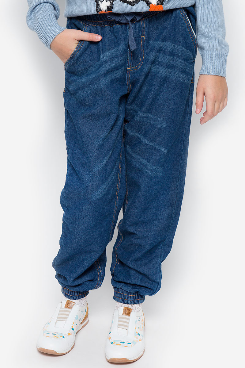 Брюки детские Button Blue, цвет: темно-синий. 216BBUC5602D200. Размер 98, 3 года216BBUC5602D200 Брюки детские Button Blue, цвет: темно-синий. 216BBUC5602D200. Размер 98, 3 года216BBUC5602D200Трикотажные детские брюки Button Blue - образец комфорта, уюта и свободы движений. И для отдыха, и для активного время препровождения, эти брюки прямого кроя с резинкой внизу гарантируют удобство и отличный внешний вид. Особое переплетение и метод крашения трикотажного полотна полностью имитирует джинсовую ткань, что делает брюки еще более стильными и универсальными в повседневной носке.Модель оформлена двумя втачными карманами спереди и двумя накладными карманами сзади. Эластичная резинка на талии дополнена шнурком. Модель оформлена перманентными складками. Такие брюки послужат отличным дополнением к детскому гардеробу!