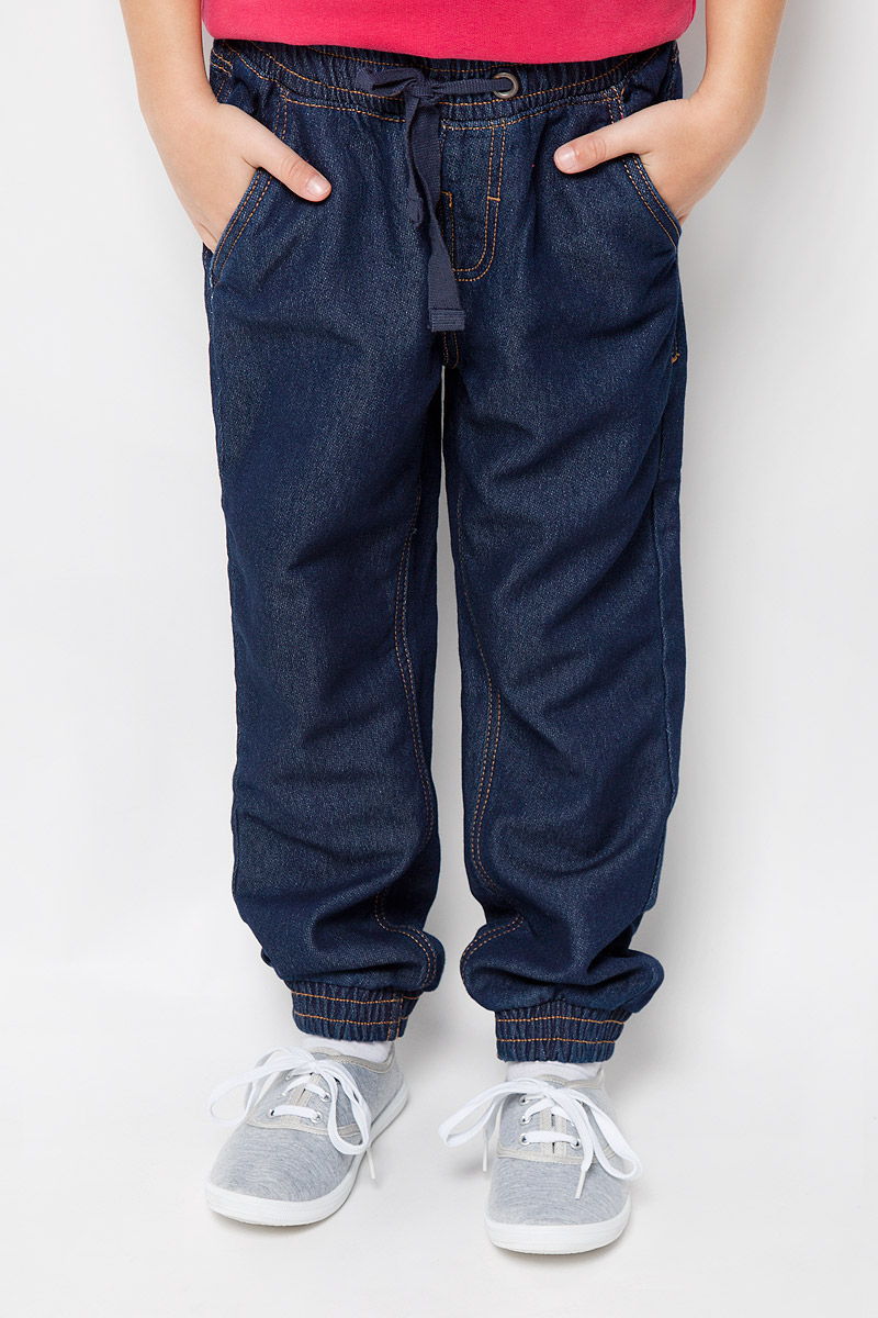 Брюки детские Button Blue, цвет: синий джинс. 216BBUC5602D100. Размер 104, 4 года216BBUC5602D100 Брюки детские Button Blue, цвет: синий джинс. 216BBUC5602D100. Размер 104, 4 года216BBUC5602D100Трикотажные детские брюки Button Blue - образец комфорта, уюта и свободы движений. И для отдыха, и для активного времяпрепровождения, эти брюки прямого кроя с резинкой внизу гарантируют удобство и отличный внешний вид. Особое переплетение и метод крашения трикотажного полотна полностью имитирует джинсовую ткань, что делает брюки еще более стильными и универсальными в повседневной носке.Модель оформлена двумя втачными карманами спереди и двумя накладными карманами сзади. В поясе изделие на резинке и завязывается на шнурочки в форме бантик.Такие брюки послужат отличным дополнением к детскому гардеробу!