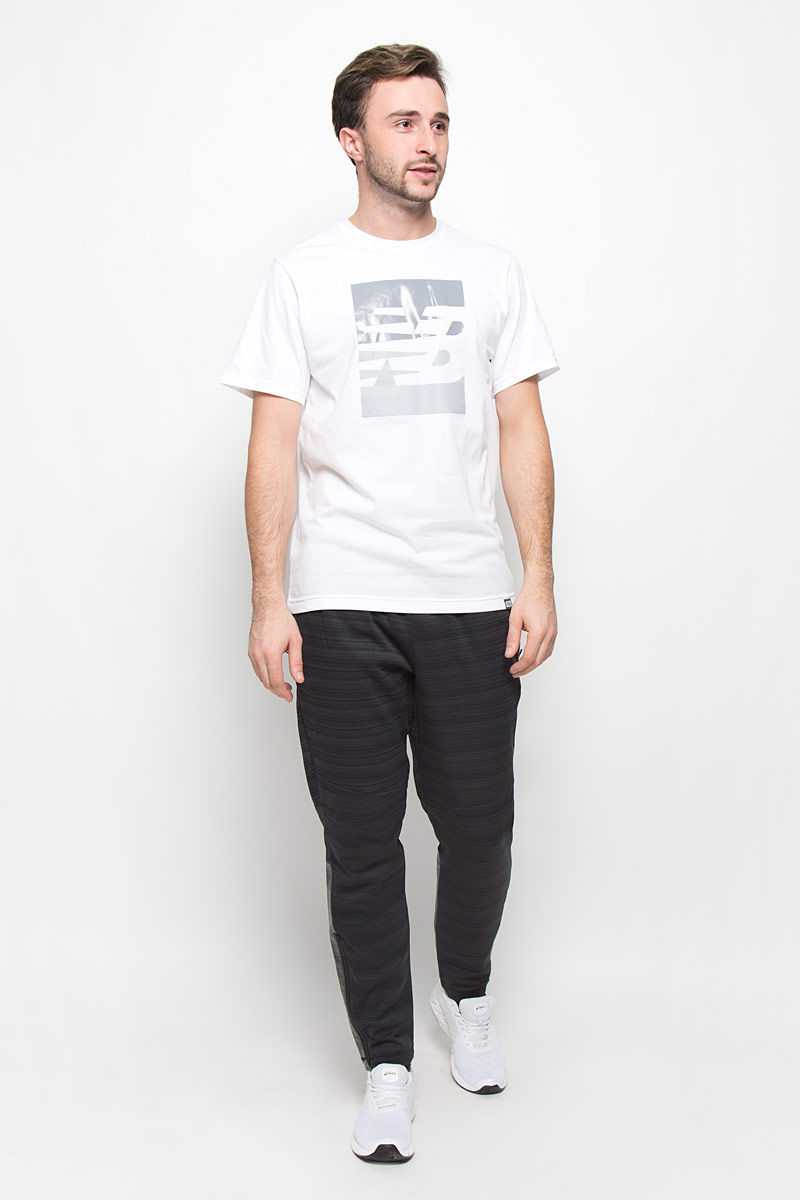 Футболка мужская New Balance, цвет: белый. MT63514/WT. Размер M (46/48)MT63514/WT Футболка мужская New Balance, цвет: белый. MT63514/WT. Размер M (46/48)MT63514/WTМужская футболка New Balance с короткими рукавами и круглым вырезом горловины выполнена из хлопка с добавлением полиэстера. Футболка украшена крупным принтом с логотипом бренда.